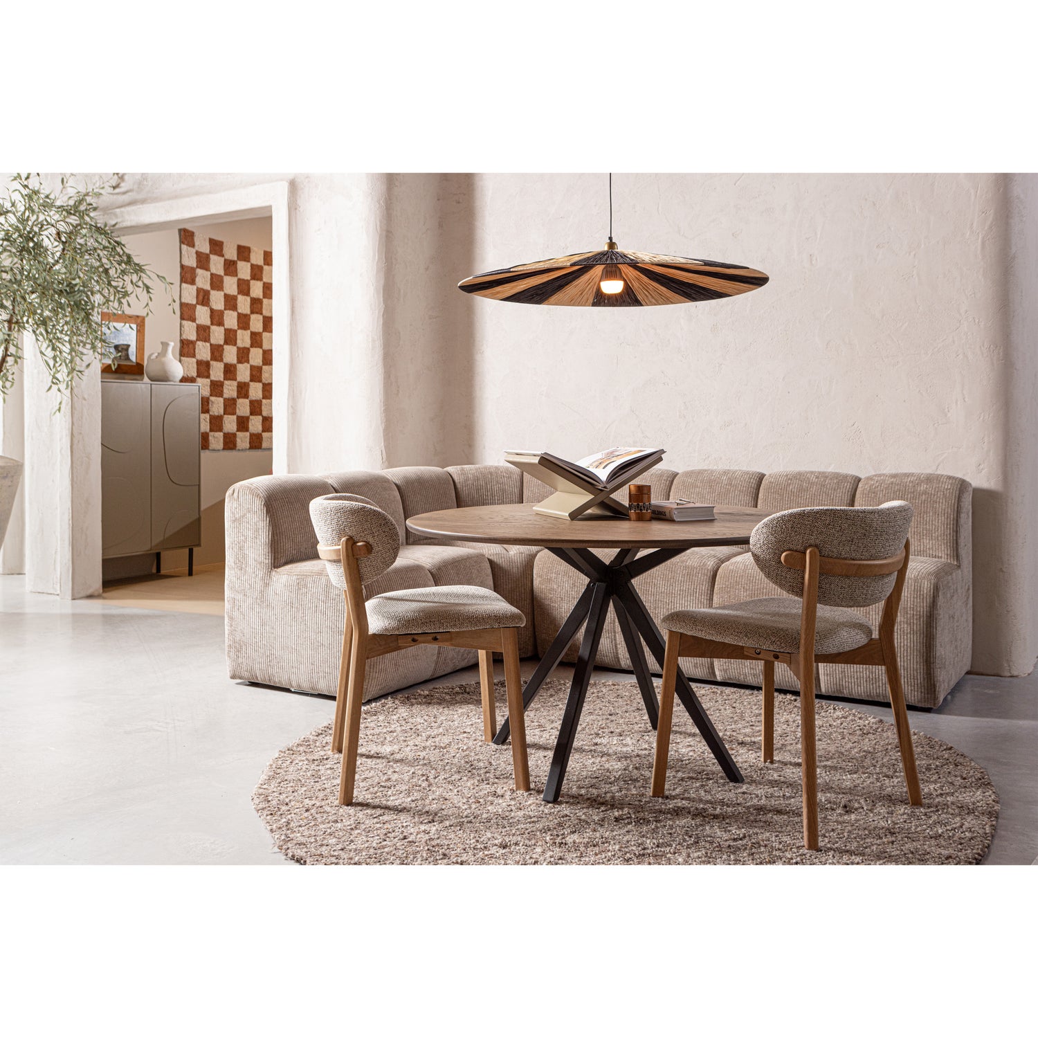 377519-D-377533-D-377462-D-377366-Z-375102-Z-TB-RO-DL22-1190-CB-375050-B-377489-N-02_SF_WE_Mojo_eetbankje_Loic_hanglmap_Holland_kruispoot_Tafelblad_rond_Efia_vloerkleed_Udar.jpg?auto=webp&format=png&width=1500&height=1500