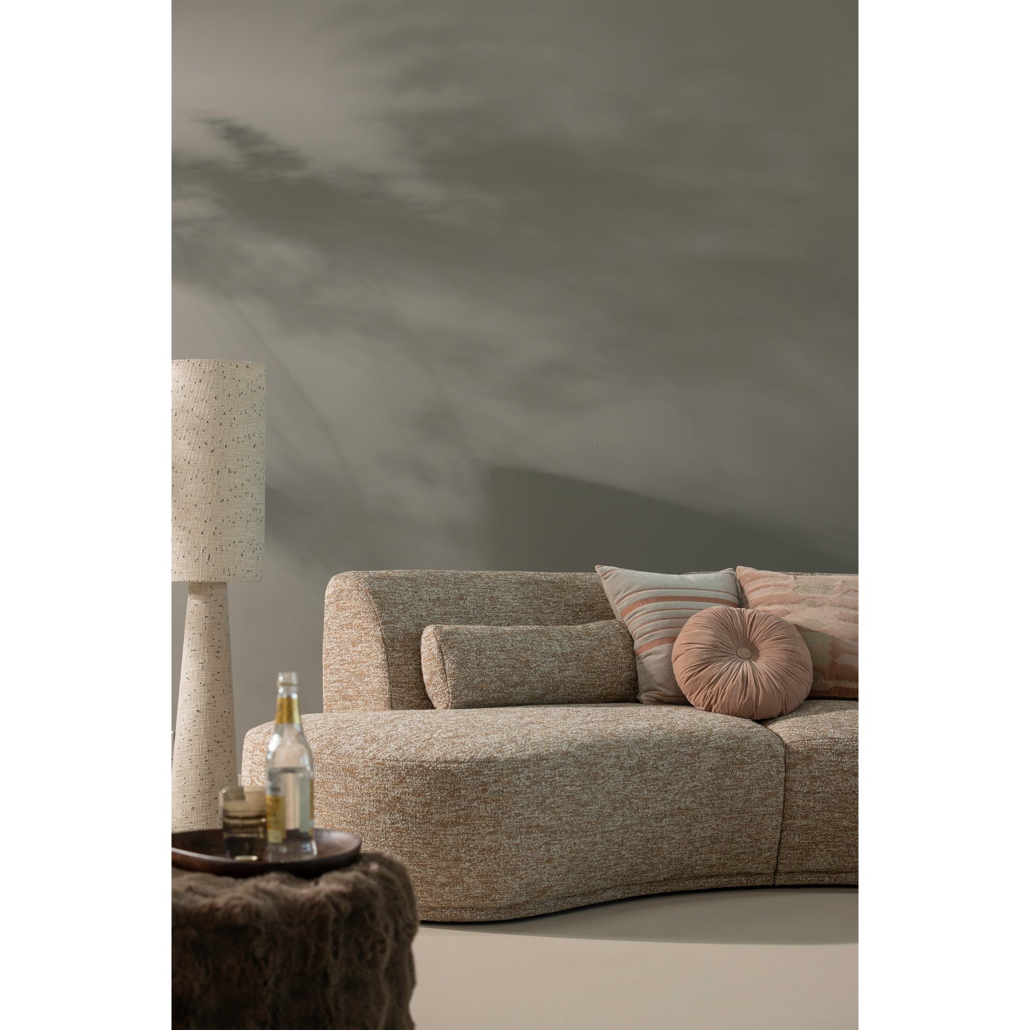 377564-BN-801396-ND_377651-B-377658-ZM-377656-ZM-377655-ZM-01_SF_ES_Batavier_half_ronde_bank_6-zits_Olven_poef_laag_Loft_vloerlamp_Feis.png?auto=webp&format=png&width=1500&height=1500