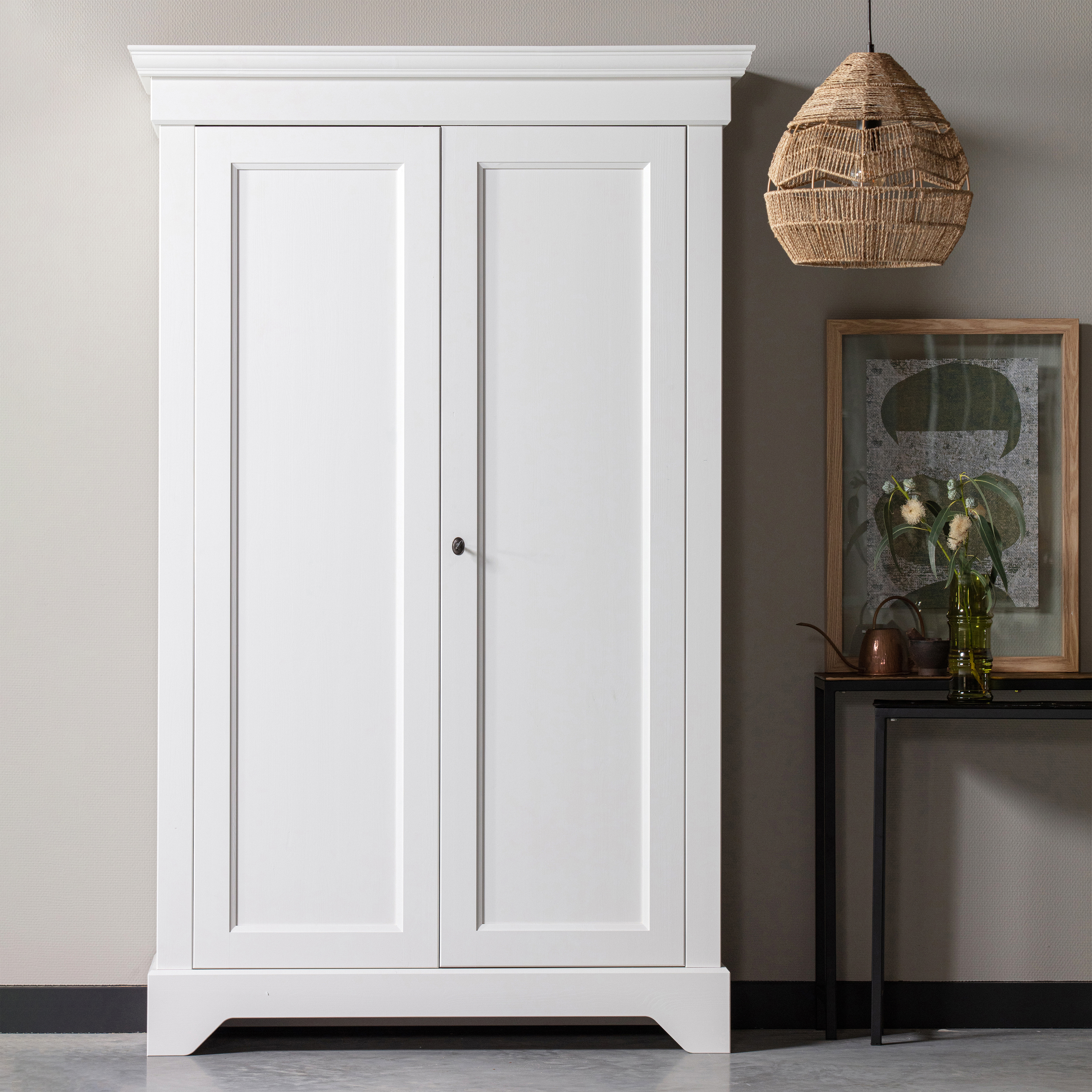 378562-W-377104-N-377117-A-377095-N-02_SF_FA_Isabel_kast_wit_Adelaide_hanglamp_Lane_bijzet_Blake_fotolijst_VIERKANT.jpg?auto=webp&format=png&width=1500&height=1500