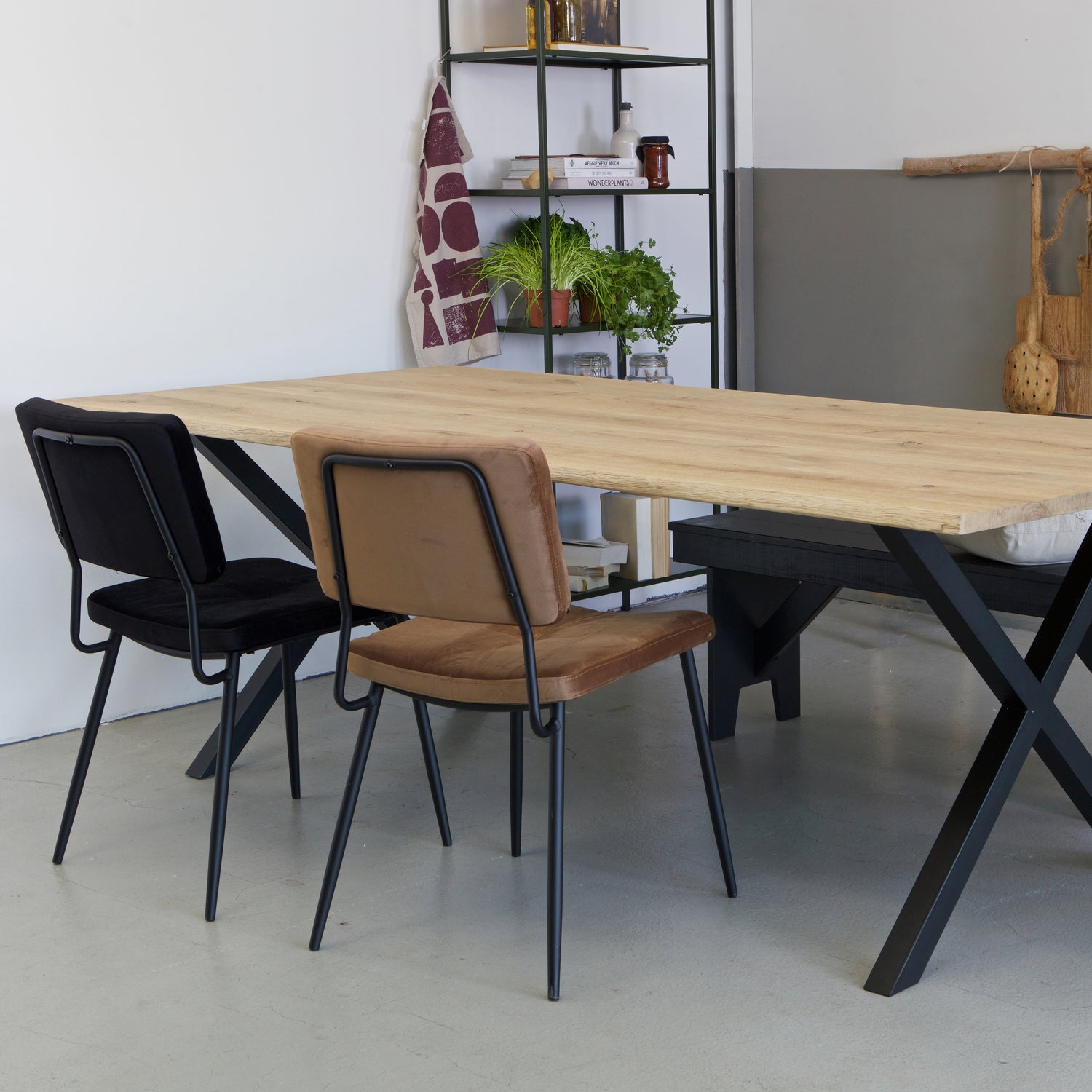 375281-220-375279-M-373775-K-373775-Z-378590-GZZ-01_SF_Tablo_boomstam_tafelblad_Tablo_X-Poot_metaal_Kaat_eetkamerstoel_Loet_bankje_zwart_VIERKANT.jpg?auto=webp&format=png&width=1500&height=1500