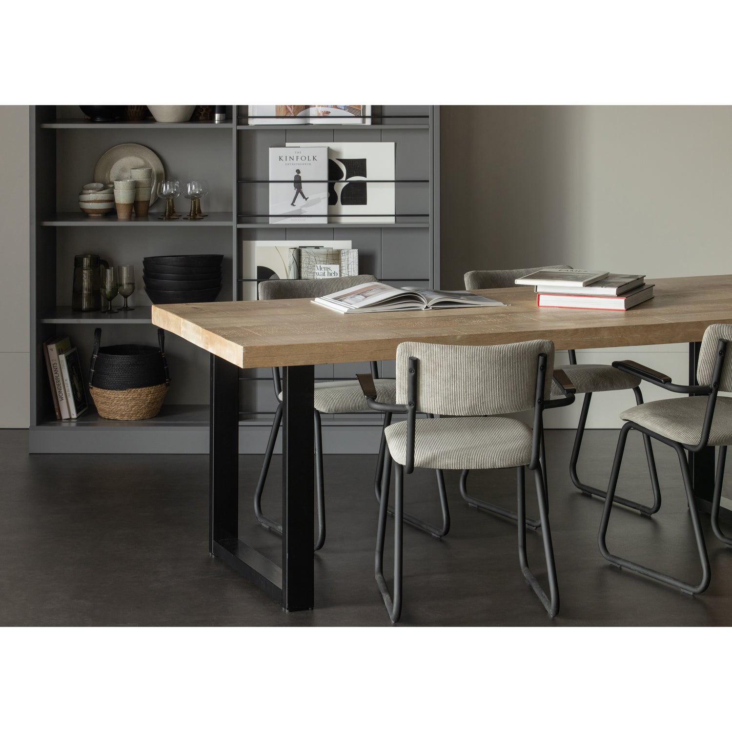 375906-U-375906-375283-373650-L-379550-G-02_SF_Tablo_U_tafelpoot_Mango_tafelblad_Swing_kast_leem_Dane_stoel_groen.jpg?auto=webp&format=png&width=1500&height=1500