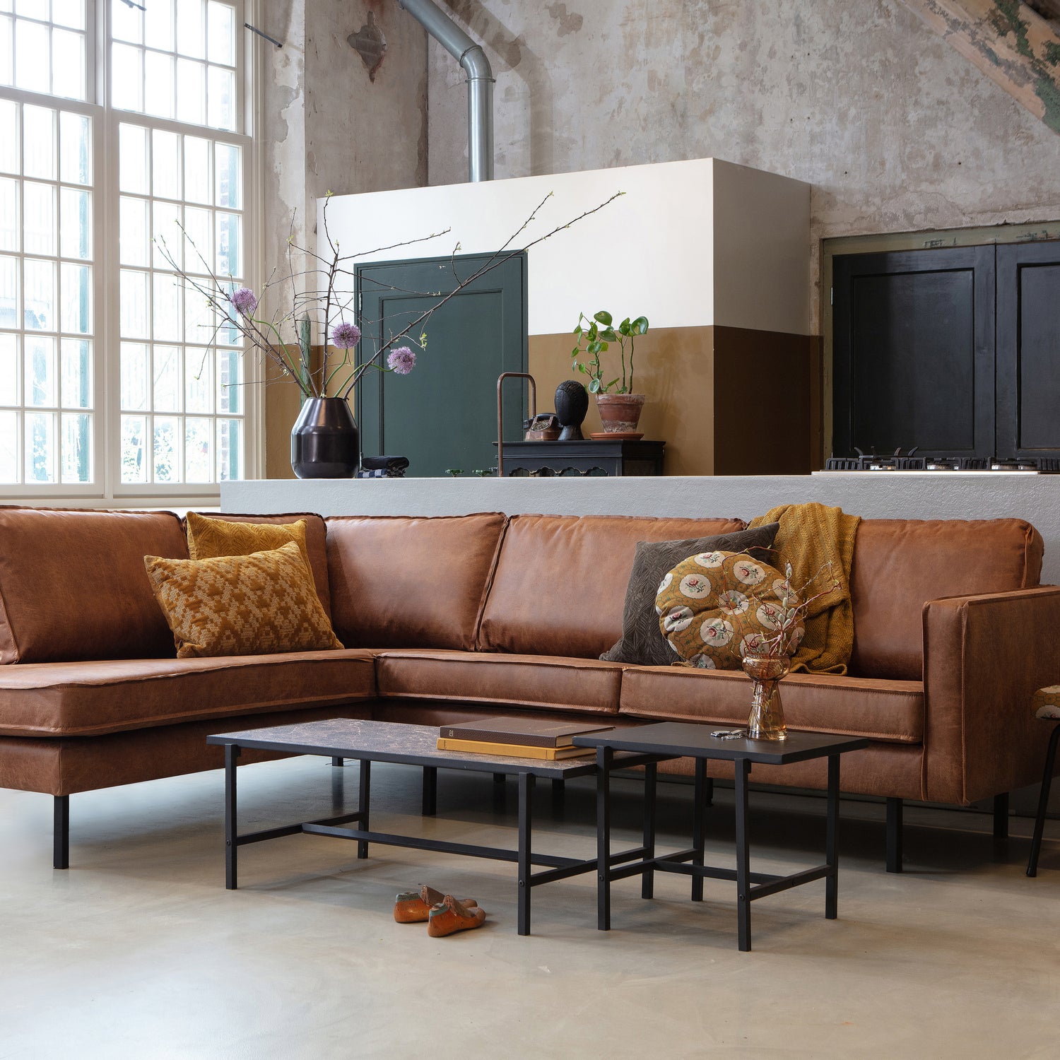 800972-B-800954-Z-800955-Z-800831-S-800938-O-01_SF_BP_Rodeo_hoekbank_links_cognac_Turn_around_bijzettafel_salontafel_Artistic_vaas_L_Granny_hocker_VIERKANT.jpg?auto=webp&format=png&width=1500&height=1500