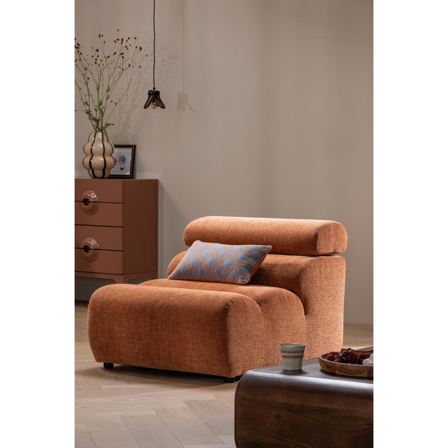 377598-B-377478-N-375189-MM-377565-NB-377662-OM-02_SF_WP_Novi_1-zits_Loan_kussens_Merge_ladekast_Kency_vaas_Elle_hanglamp.png?auto=webp&format=png&width=1500&height=1500