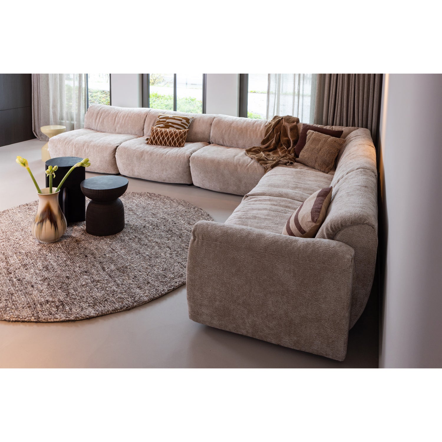 377522-SA-377520-SA-377523-SA-375050-B-375031-Z-377392-C-375055-L-02_SF_WE_Baggy_3D_chenille_zand_Efia_vloerkleed_Kioni_Samson_Nini_plaid.jpg?auto=webp&format=png&width=1500&height=1500