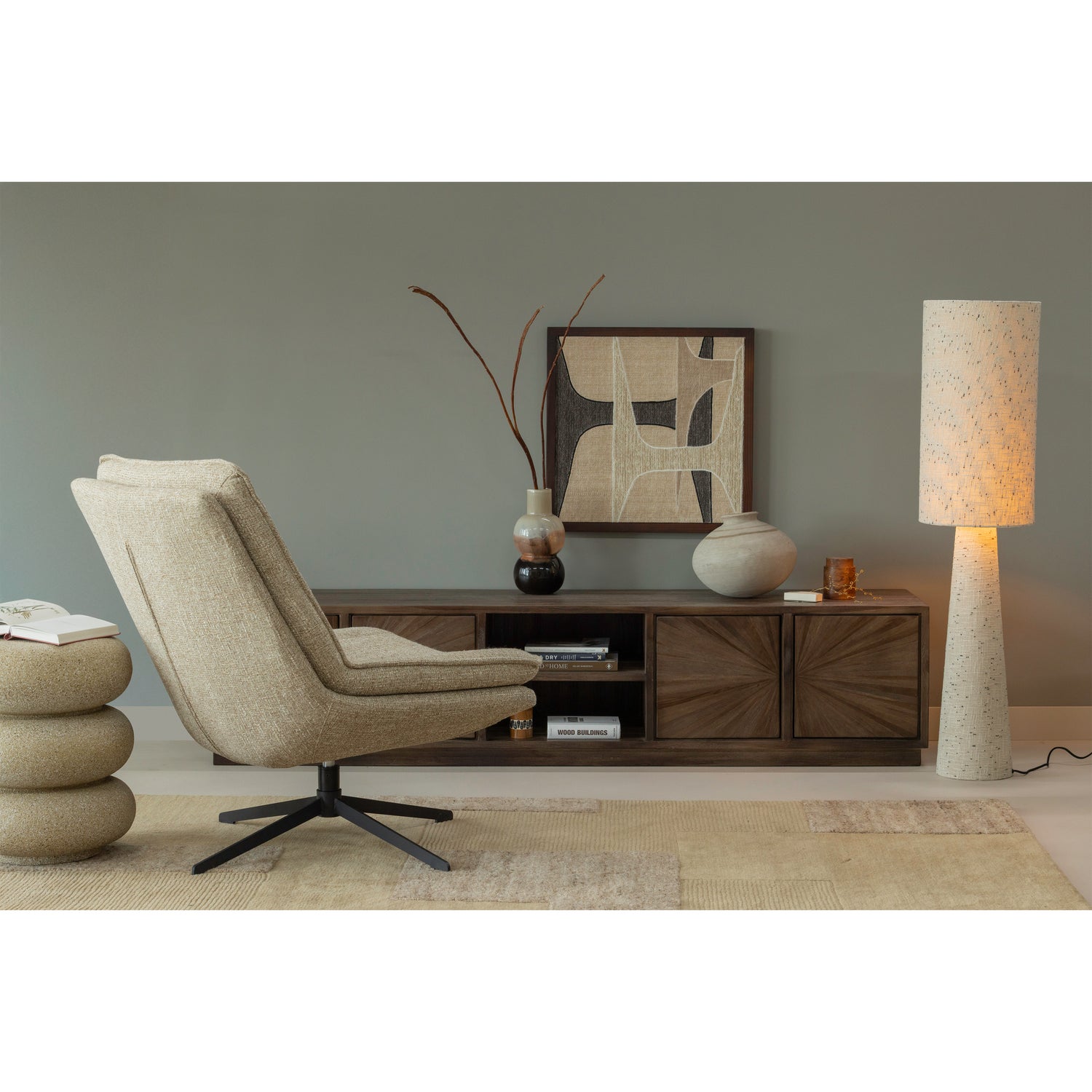 377585-B-377573-B-377578-N-377623-Z-377631-N-02_SF_WP_Sun_tv_meubel_Marjon_vaas_Anno_Noven_Milaro_Loft_vloerlamp.png?auto=webp&format=png&width=1500&height=1500