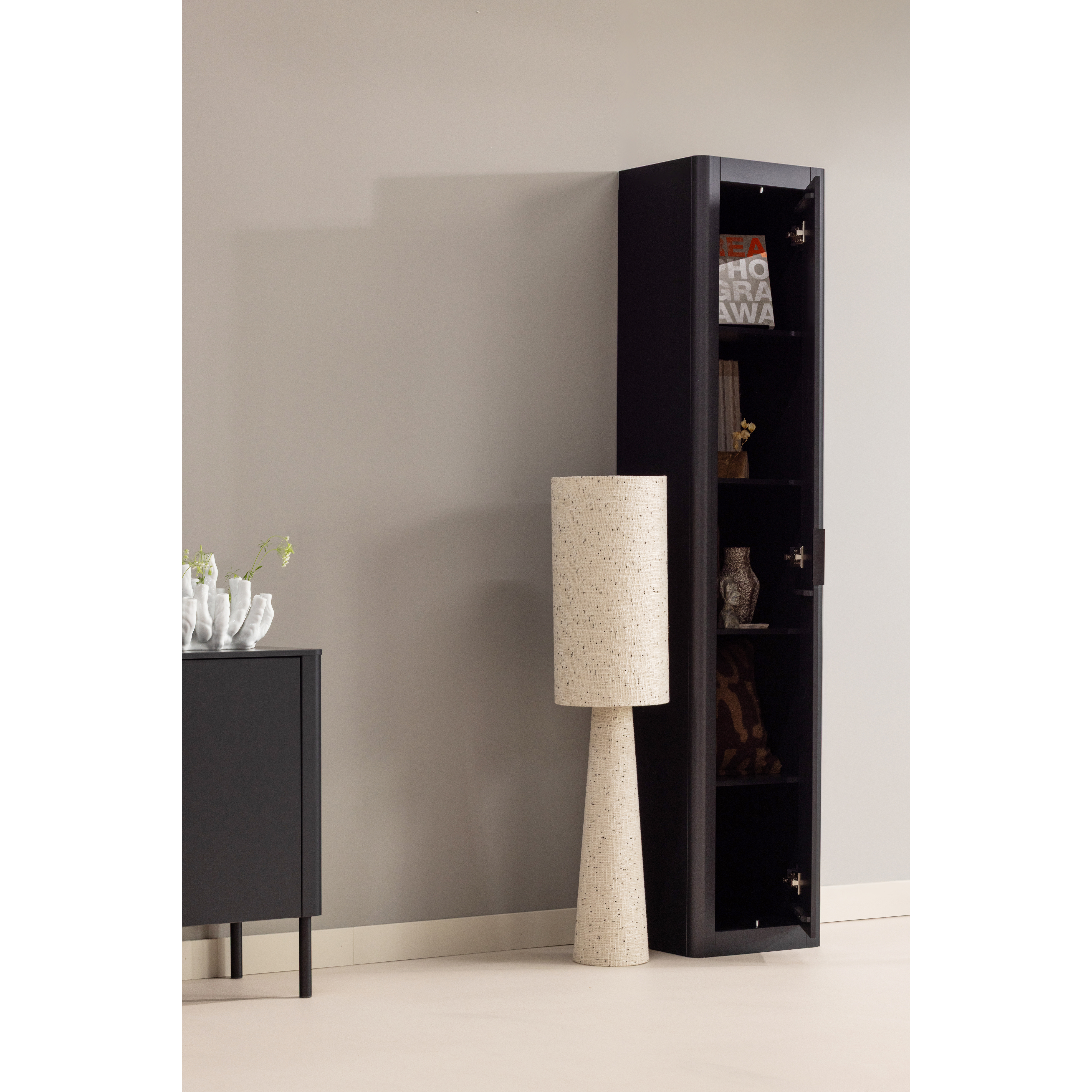 377691-MZ-801396-ND-01_WP_SF_Gunnar_smalle_hoge_kast_grenen_zwart_Loft_vloerlamp_stippen.png?auto=webp&format=png&width=1500&height=1500