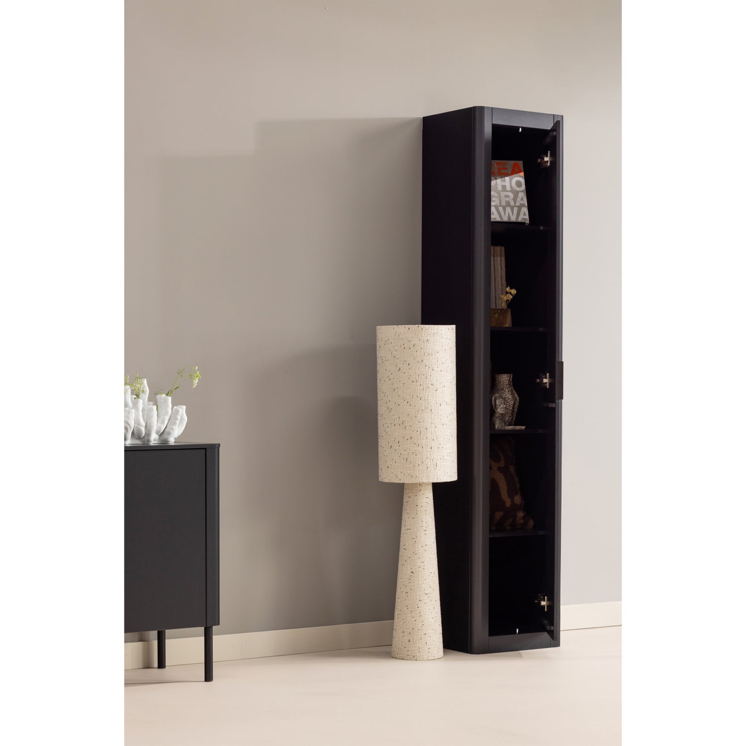 377691-MZ-801396-ND-01_WP_SF_Gunnar_smalle_hoge_kast_grenen_zwart_Loft_vloerlamp_stippen.png?auto=webp&format=png&width=1500&height=1500