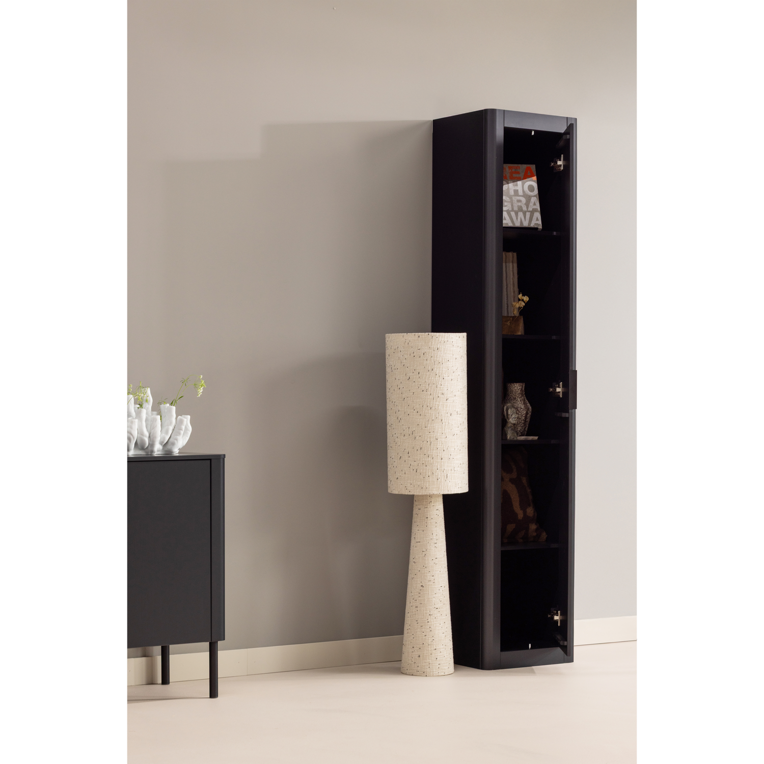 377691-MZ-801396-ND-01_WP_SF_Gunnar_smalle_hoge_kast_grenen_zwart_Loft_vloerlamp_stippen.png?auto=webp&format=png&width=1500&height=1500