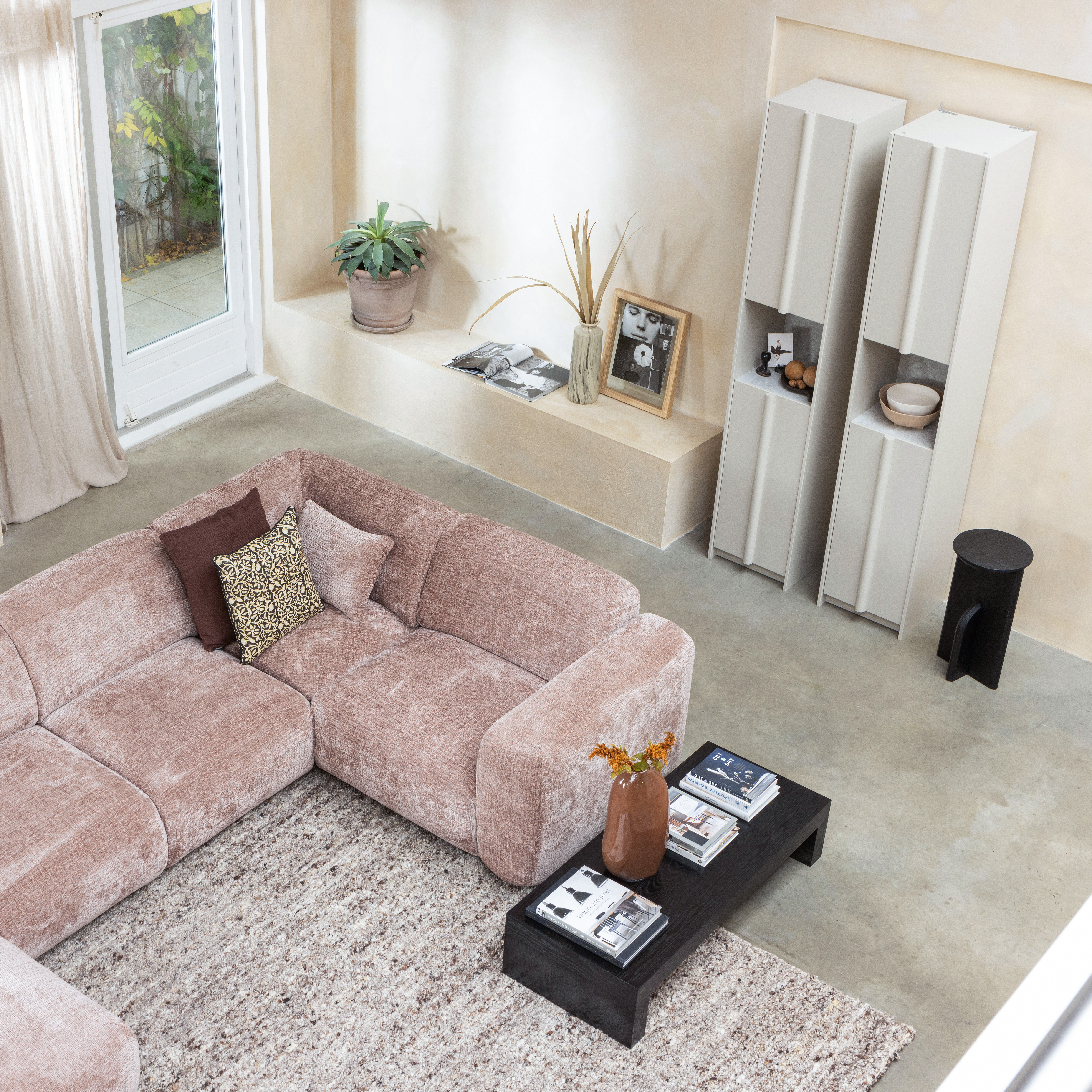 375075-T-801369-Z-375051-B-375838-ZW-377480-B-373993-D-375031-Z-01_SF_WE_Cloud_hoekbank_Blend_kussen_Efia_Marte_salontafel_Sahil_Basu_Kioni.jpg?auto=webp&format=png&width=1500&height=1500