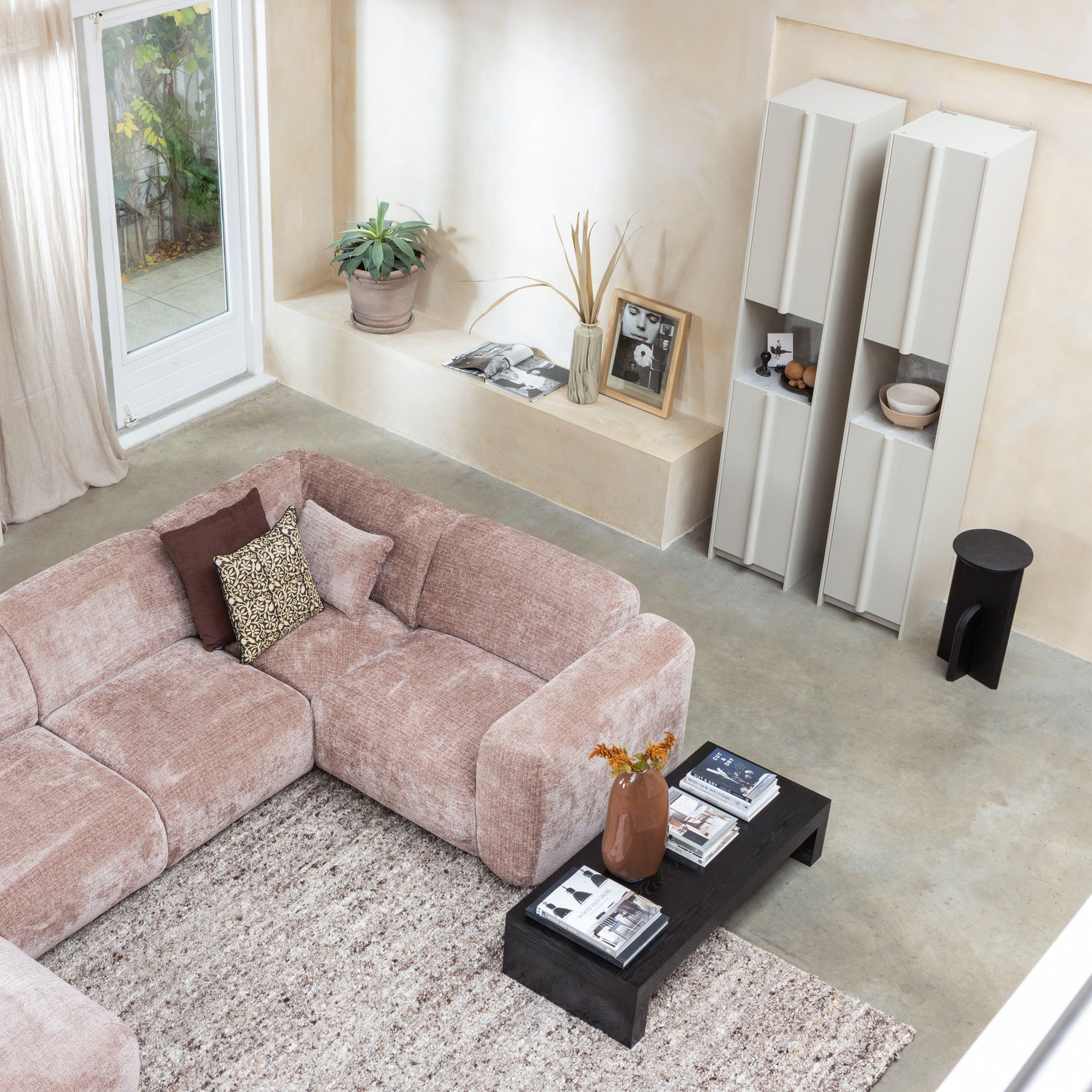 375075-T-801369-Z-375051-B-375838-ZW-377480-B-373993-D-375031-Z-01_SF_WE_Cloud_hoekbank_Blend_kussen_Efia_Marte_salontafel_Sahil_Basu_Kioni.jpg?auto=webp&format=png&width=1500&height=1500