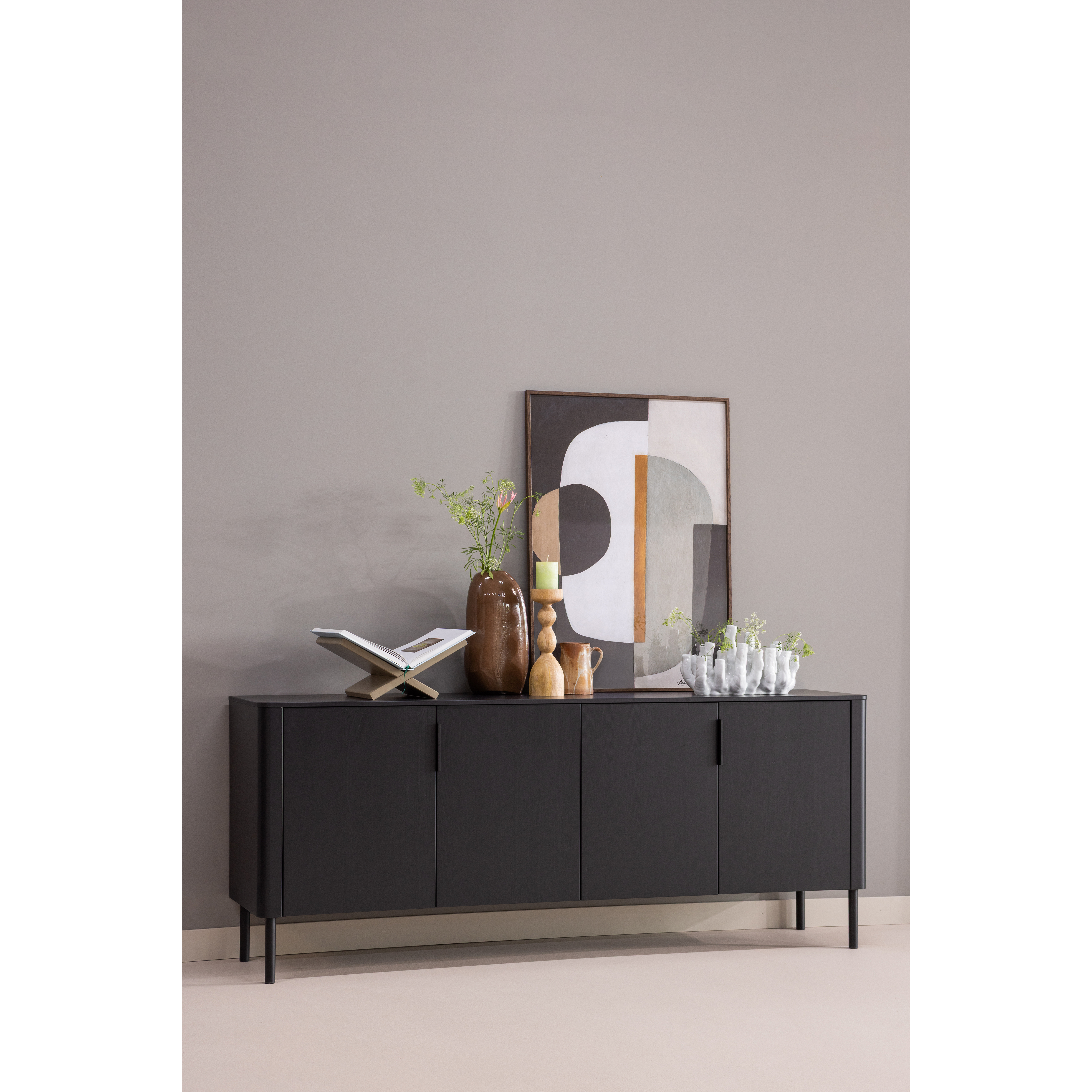 377694-MZ-374105-M-377480-B-01_WP_SF_Gunnar_dressoir_200cm_grenen_matzwart_Jet_boekenstandaard_Sahil_vaas.png?auto=webp&format=png&width=1500&height=1500