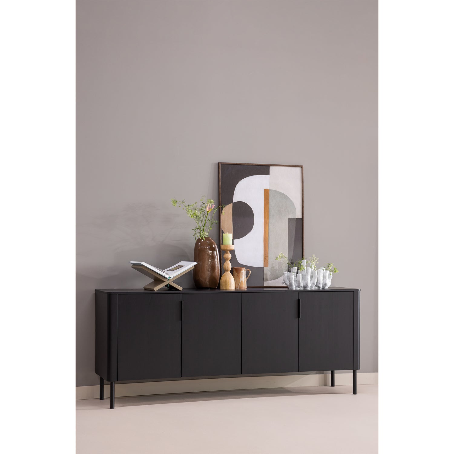 377694-MZ-374105-M-377480-B-01_WP_SF_Gunnar_dressoir_200cm_grenen_matzwart_Jet_boekenstandaard_Sahil_vaas.png?auto=webp&format=png&width=1500&height=1500