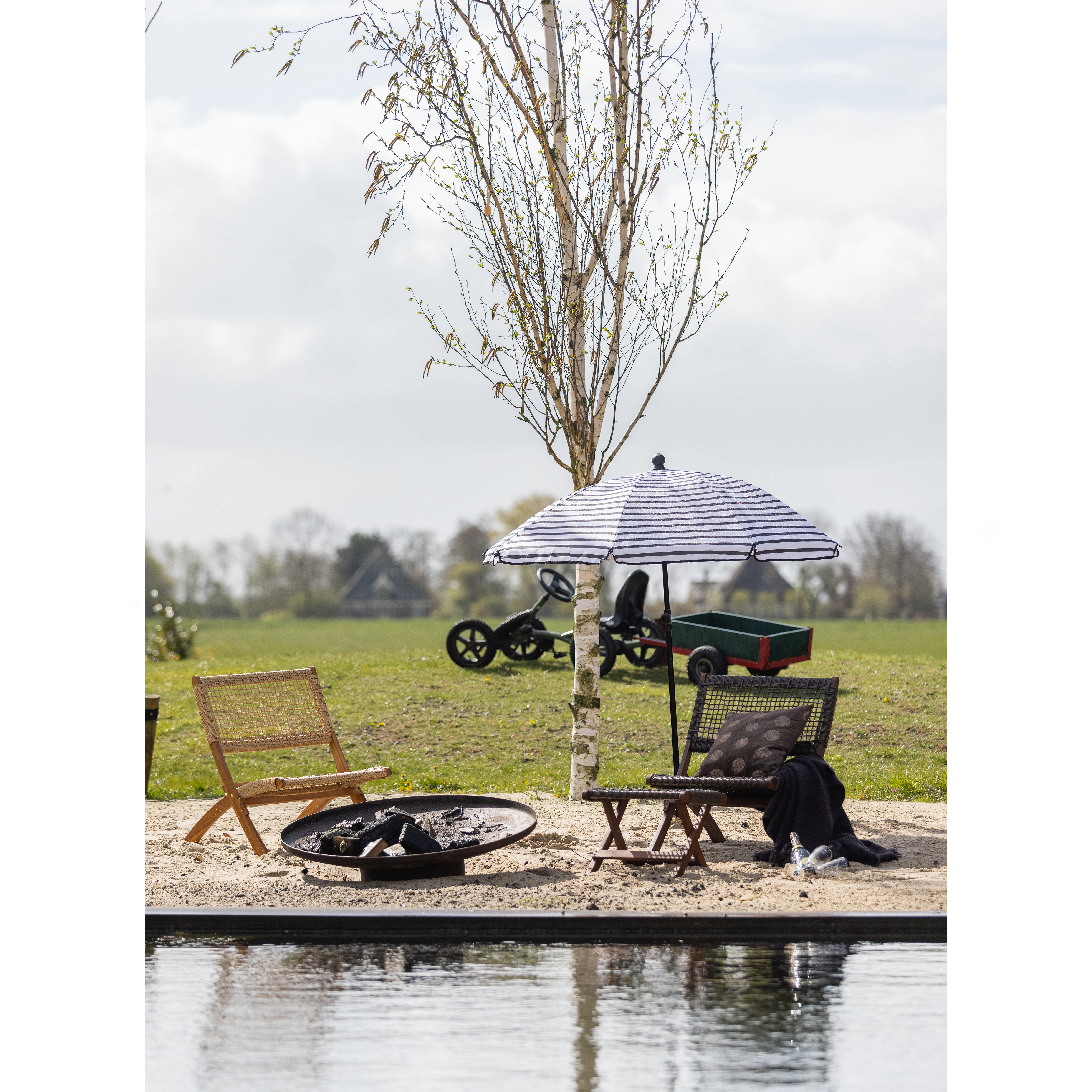 377162-N-377162-B-377164-B-02_SF_FA_Lois_klapstoel_voetenbank_ruit_hout_naturel_donkerbruin.jpg?auto=webp&format=png&width=1500&height=1500