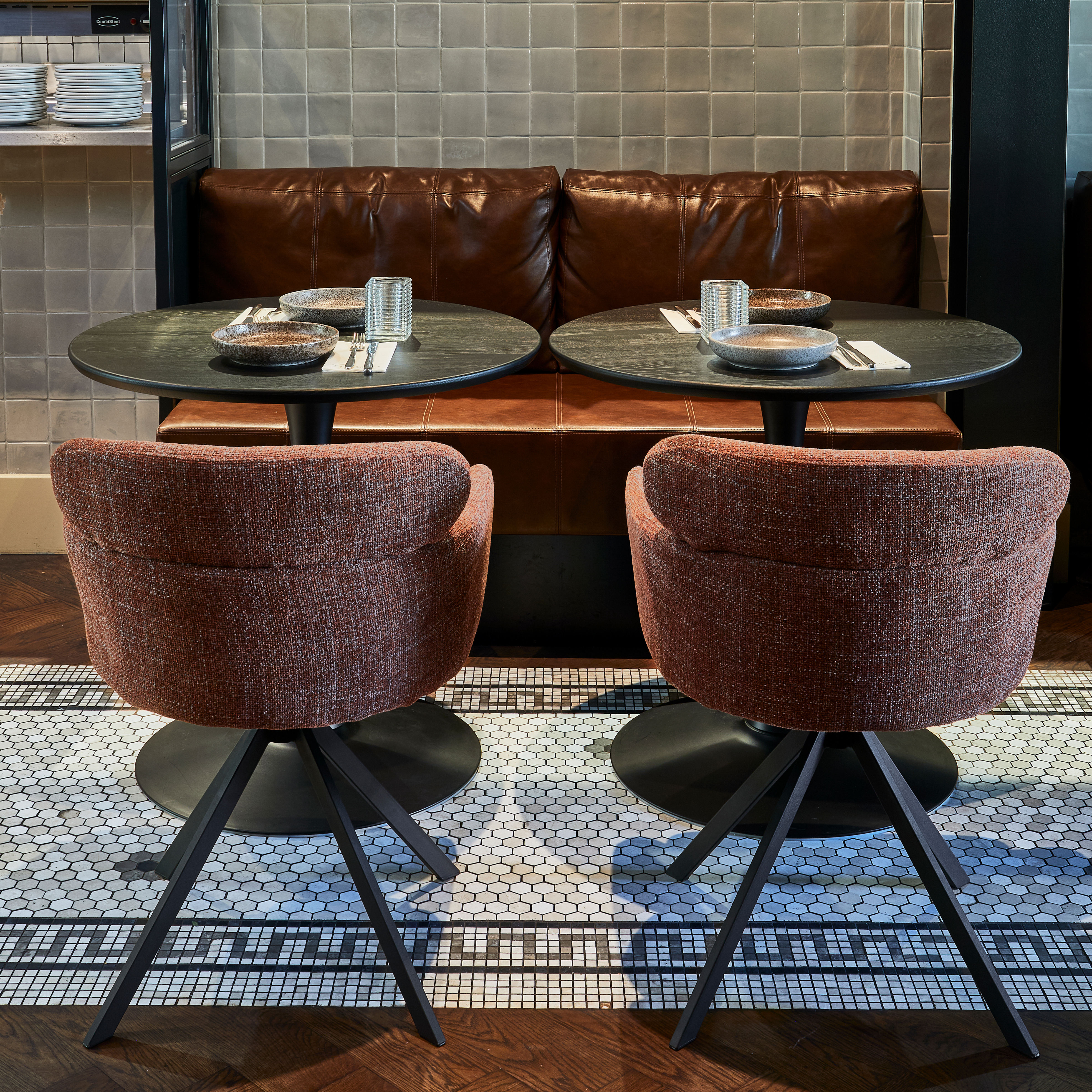 TB-RO-VL24-0790-377344-374080-C-02_SF_FA_Tafelblad_rond_vingerlas_O80cm_blacknight_Bistro_trompetvoet_Fenne_chestnut_VIERKANT.jpg?auto=webp&format=png&width=1500&height=1500