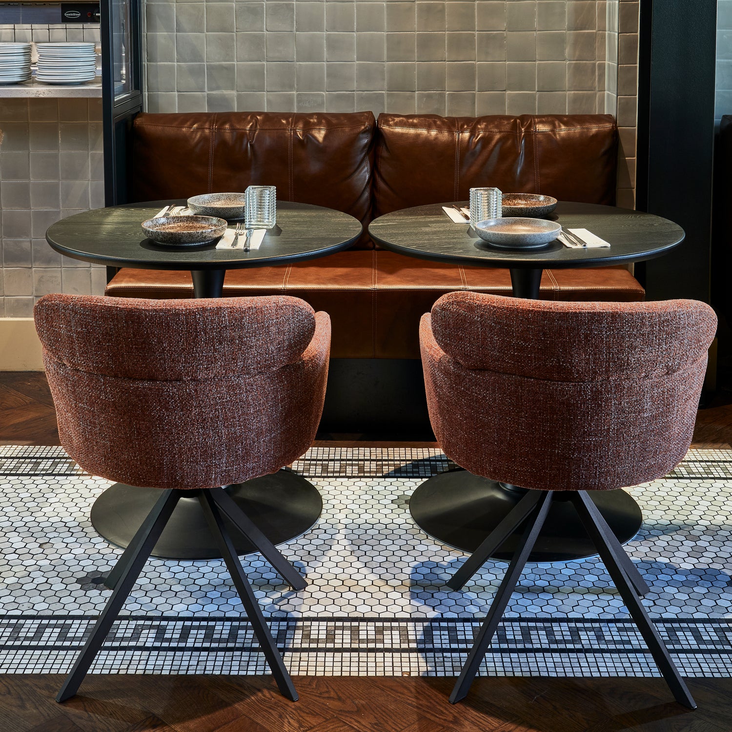 TB-RO-VL24-0790-377344-374080-C-02_SF_FA_Tafelblad_rond_vingerlas_O80cm_blacknight_Bistro_trompetvoet_Fenne_chestnut_VIERKANT.jpg?auto=webp&format=png&width=1500&height=1500