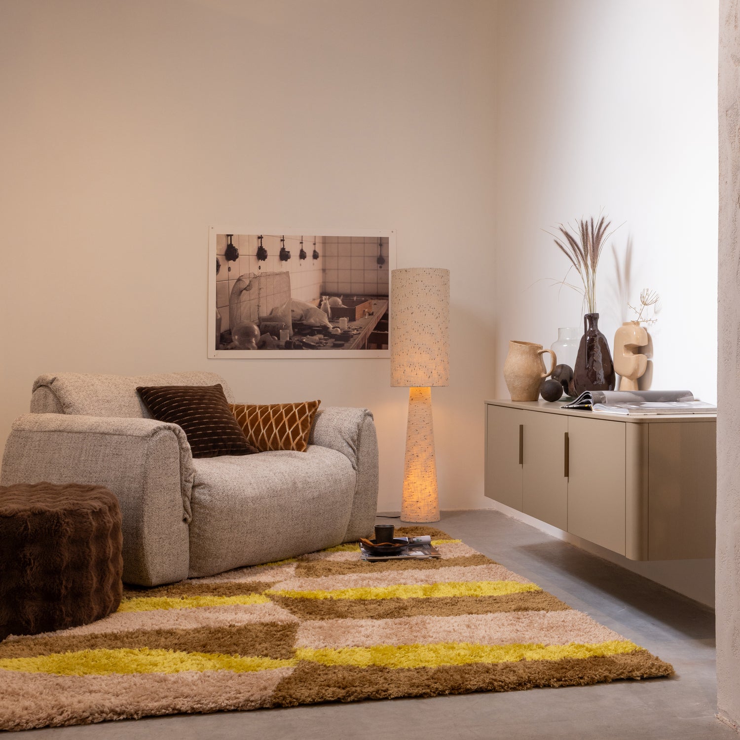 377593-MD_801396-ND_377525-NM_01_SF_WP_Gunar_tv_meubel_154cm_mud_Loft_vloerlamp_stippen_Baggy_loveseat_geweven_stof_naturel_vierkant.jpg?auto=webp&format=png&width=1500&height=1500