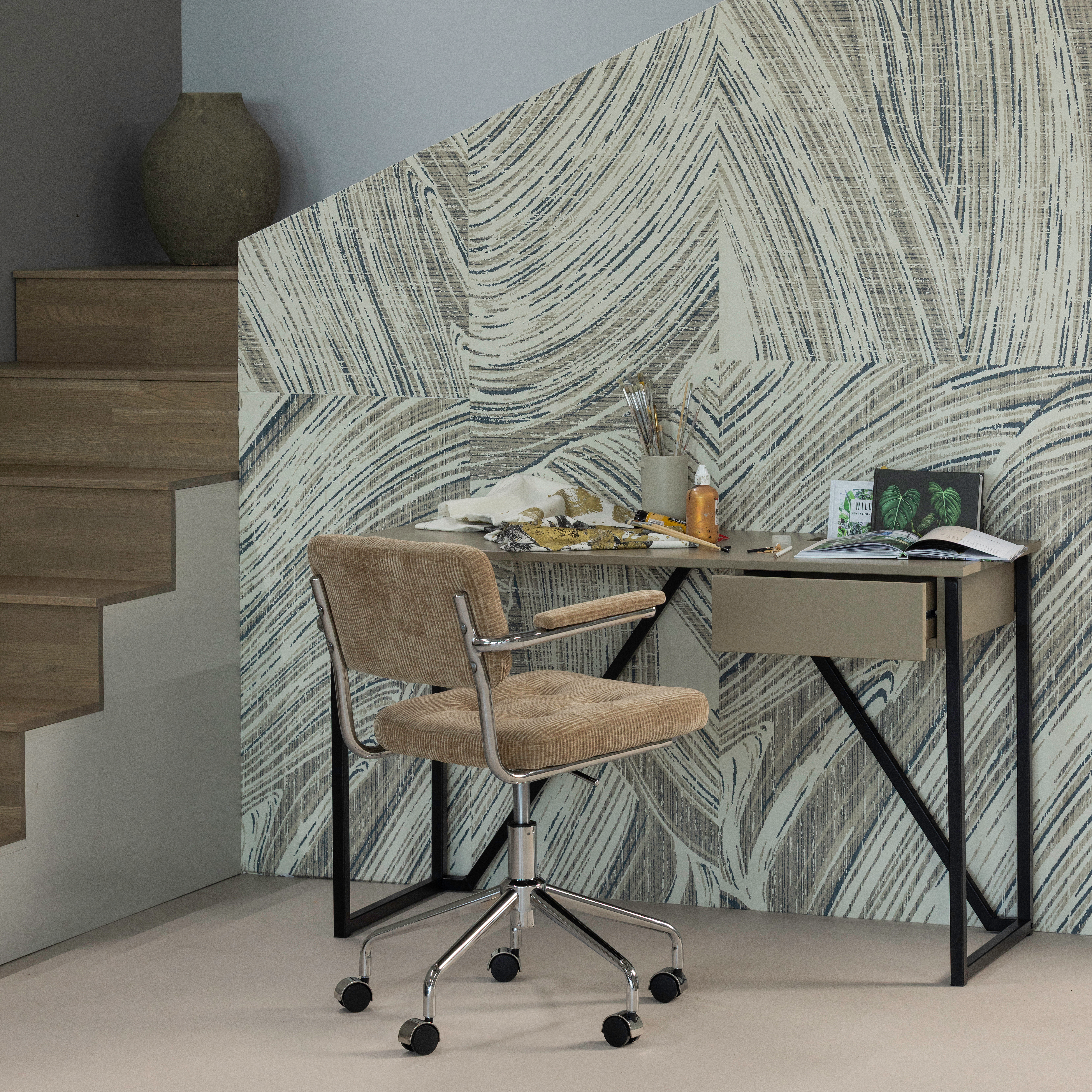 373899-M-377538-D-01_SF_ES_New_Julius_bureau_grenen_mud__Kova_bureaustoel_geweven_ribstof_donkerzand_vierkant.png?auto=webp&format=png&width=1500&height=1500