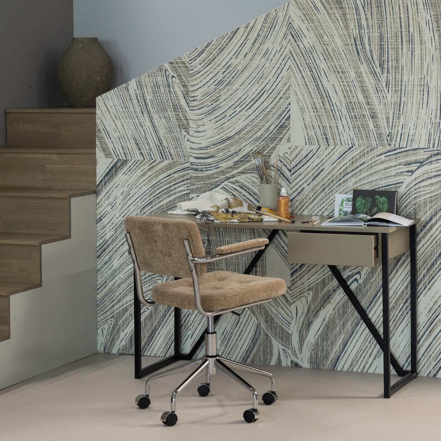 373899-M-377538-D-01_SF_ES_New_Julius_bureau_grenen_mud__Kova_bureaustoel_geweven_ribstof_donkerzand_vierkant.png?auto=webp&format=png&width=1500&height=1500