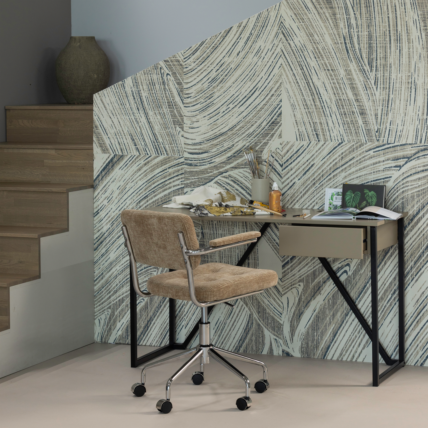 373899-M-377538-D-01_SF_ES_New_Julius_bureau_grenen_mud__Kova_bureaustoel_geweven_ribstof_donkerzand_vierkant.png?auto=webp&format=png&width=1500&height=1500