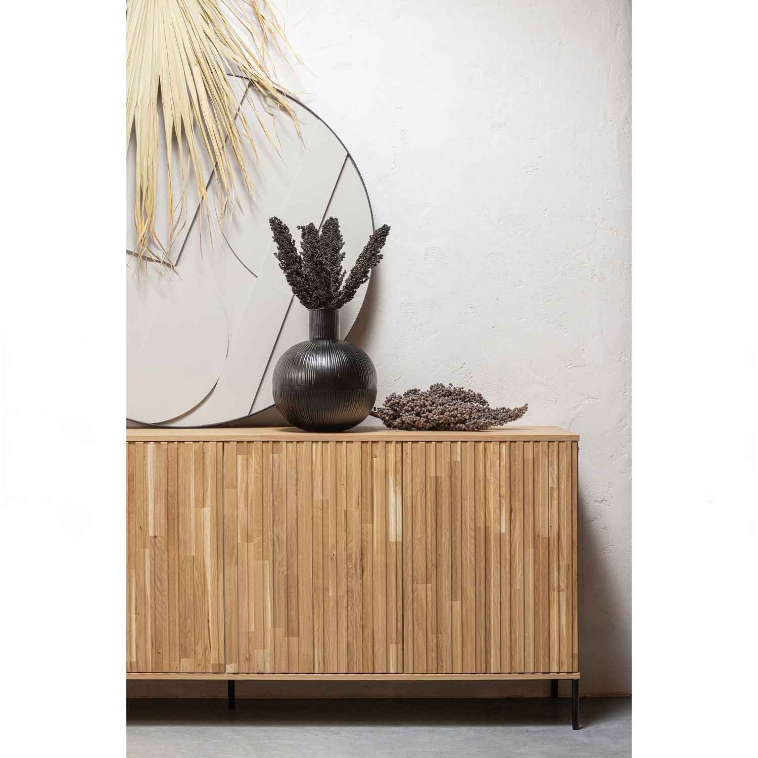 373471-B_373344-Z-373522-M-02_SF_WE_New_Gravure_dressoir_blanke_lak_Pixie_vaas_zwart.jpg?auto=webp&format=png&width=1500&height=1500