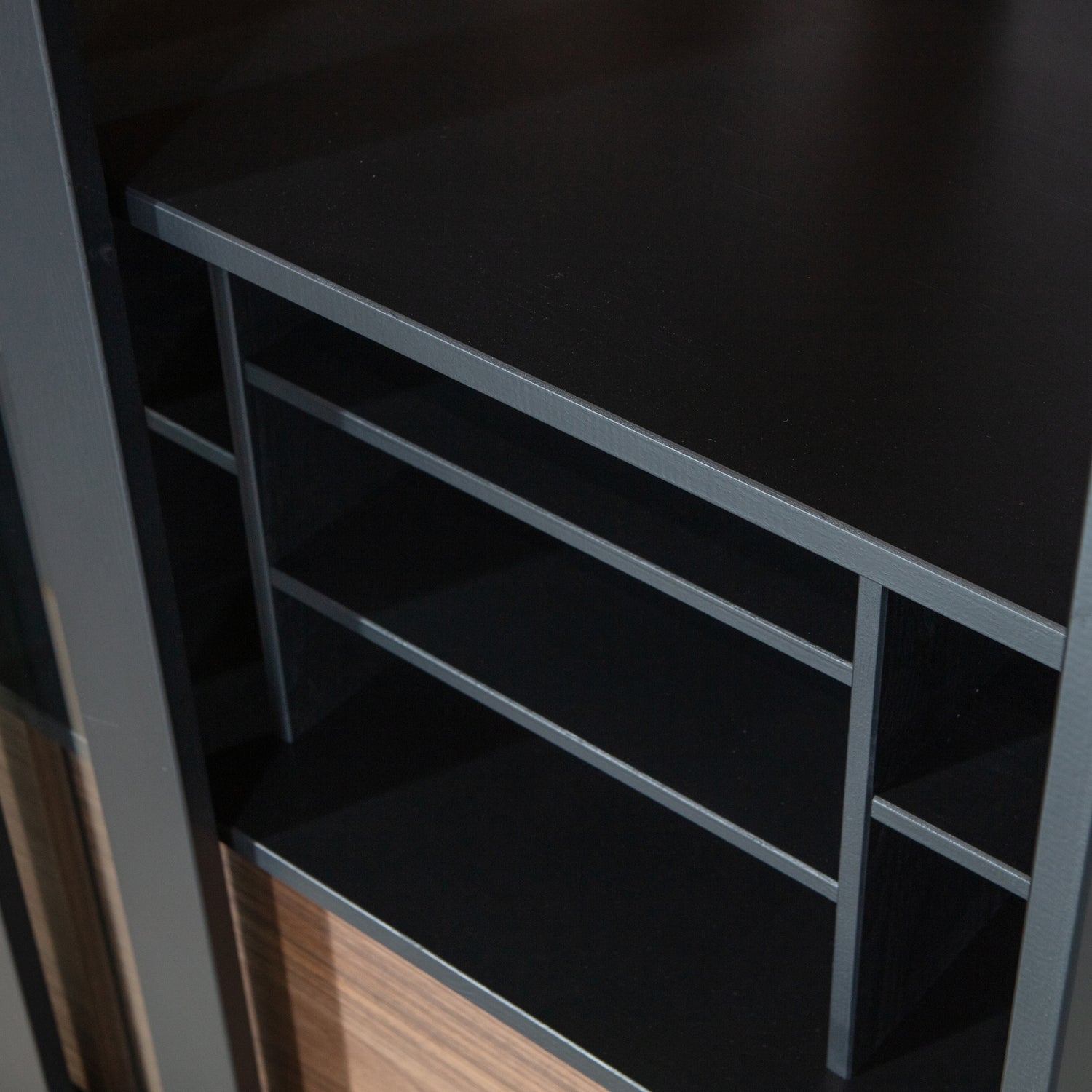 373748-Z-02_VS_WE_James_vitrinekast_noten_zwart_detail.jpg?auto=webp&format=png&width=1500&height=1500