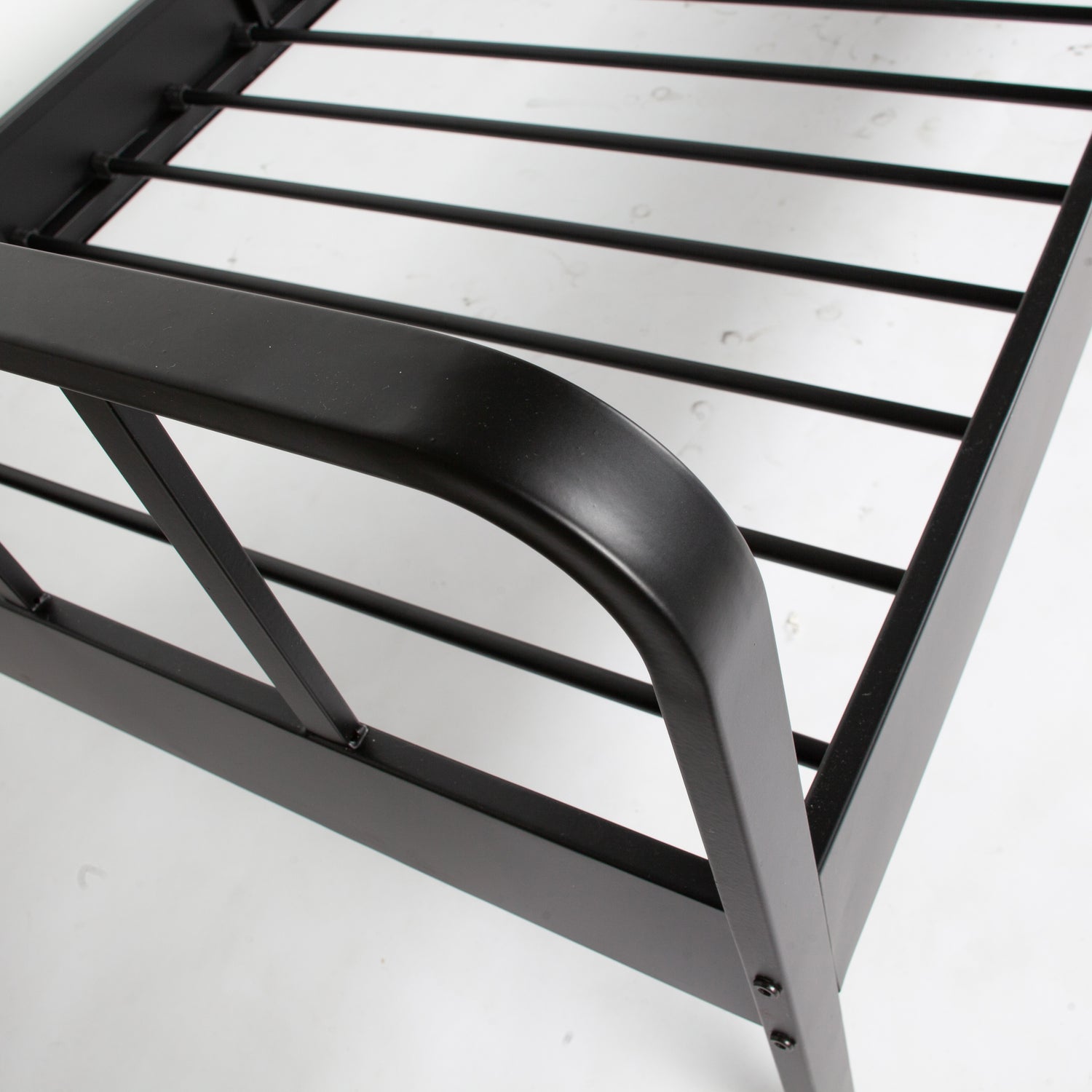 373253-Z-01_VS_FA_Mees_bed_metaal_zwart_90x200cm_detail.jpg?auto=webp&format=png&width=1500&height=1500
