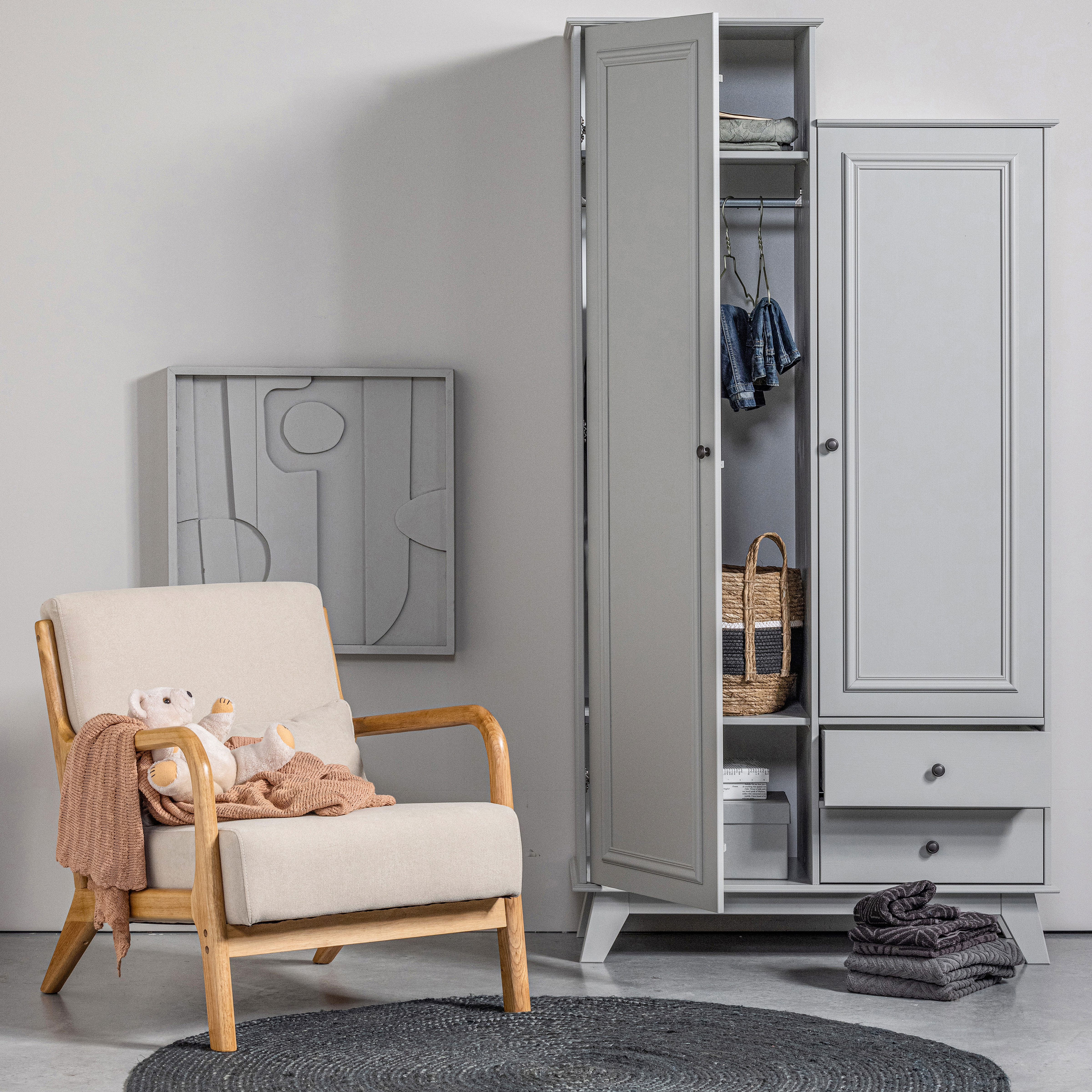 340818-G-373811-N-373283-G-800926-B-01_SF_FA_Lily_gaderobekast_Mark_fauteuil_Ross_vloerkleed_asfalt_Waving_plaid_VIERKANT.jpg?auto=webp&format=png&width=1500&height=1500