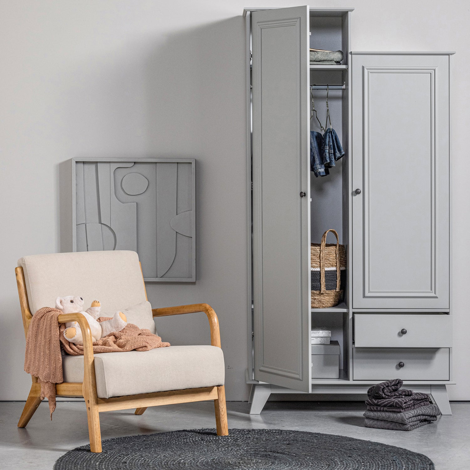 340818-G-373811-N-373283-G-800926-B-01_SF_FA_Lily_gaderobekast_Mark_fauteuil_Ross_vloerkleed_asfalt_Waving_plaid_VIERKANT.jpg?auto=webp&format=png&width=1500&height=1500