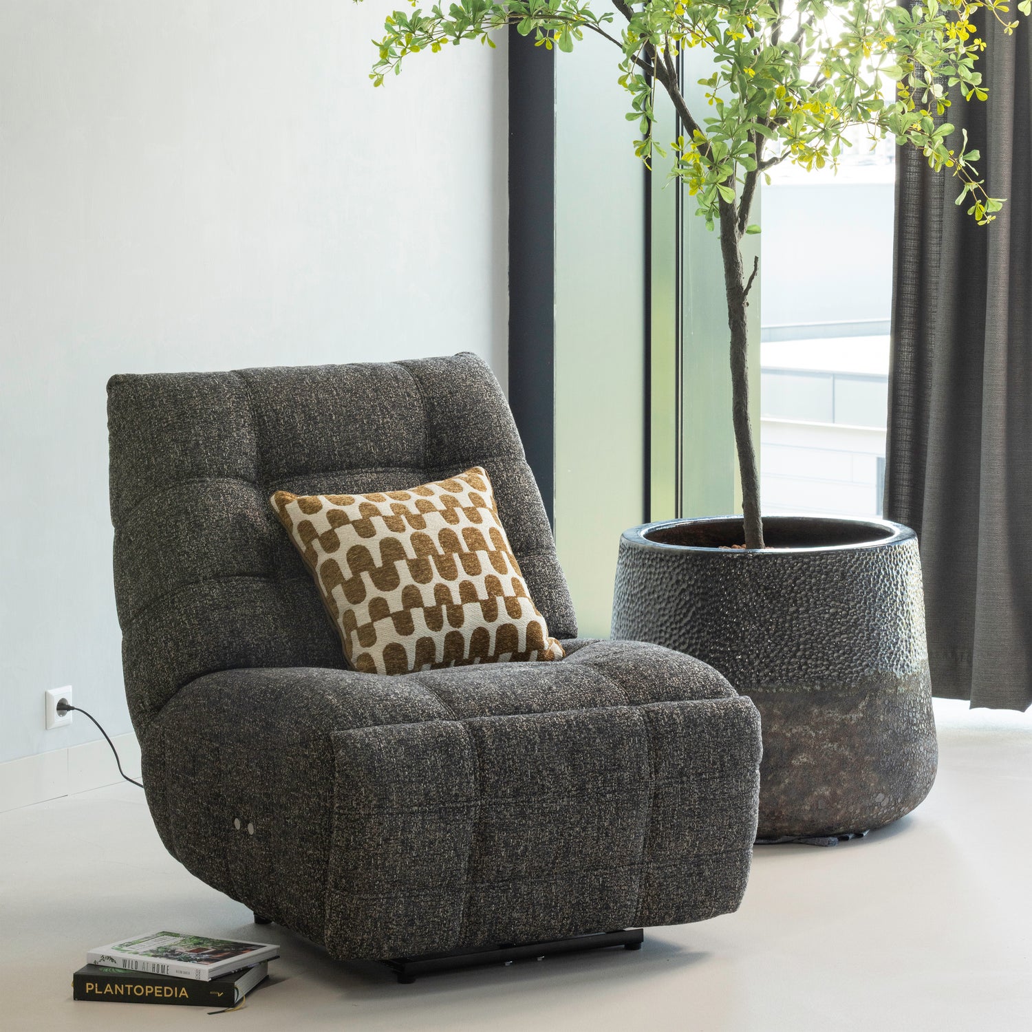 377566-AM-377576-BN_01_SF_WP_Hein_relaxfauteuil_elektrische_melange_antracie-bruin_Fayden_kussens_bruin_naturel_vierkant.png?auto=webp&format=png&width=1500&height=1500