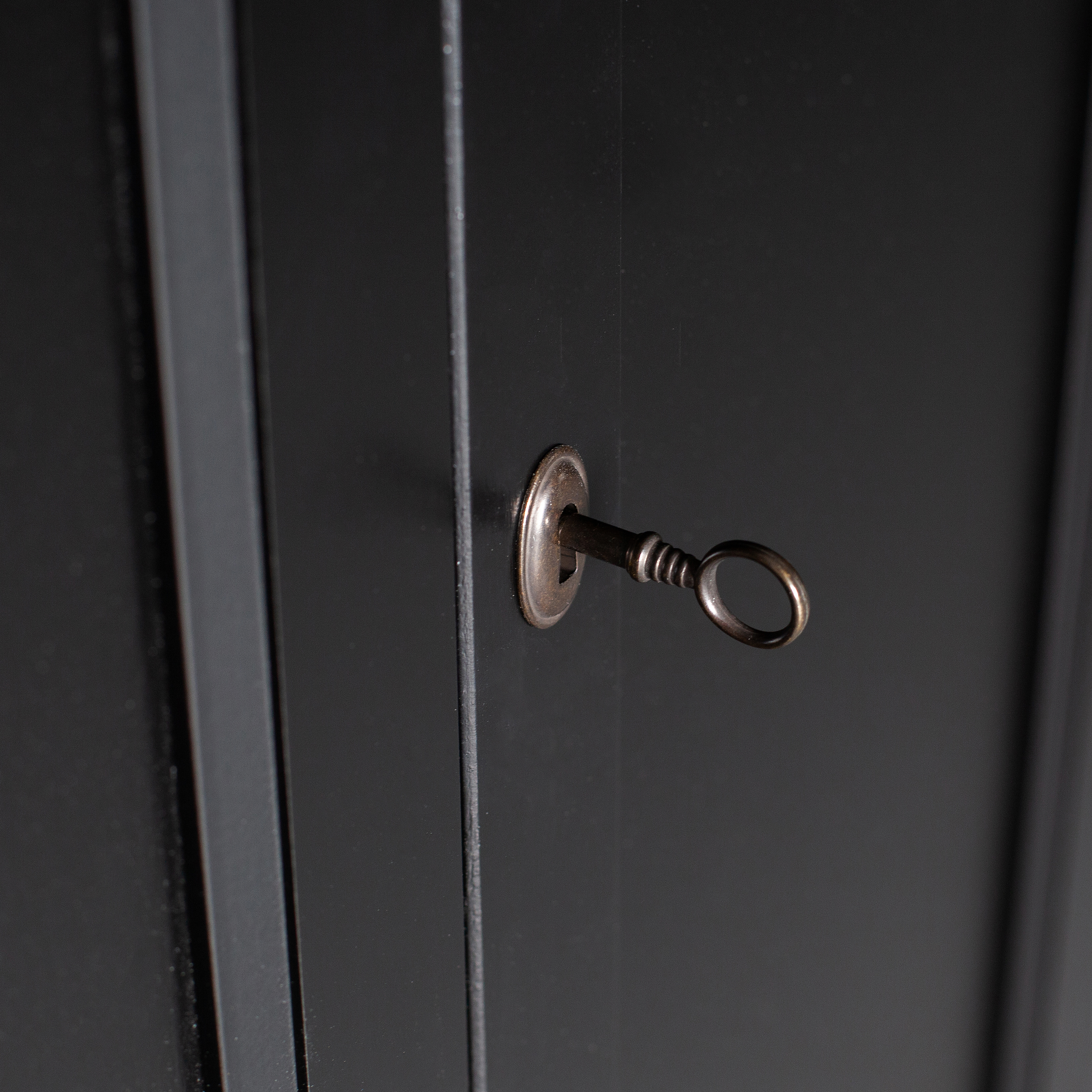 378561-Z-02_VS_FA_Eva_meidenkast_grenen_diep_zwart_detail.jpg?auto=webp&format=png&width=1500&height=1500