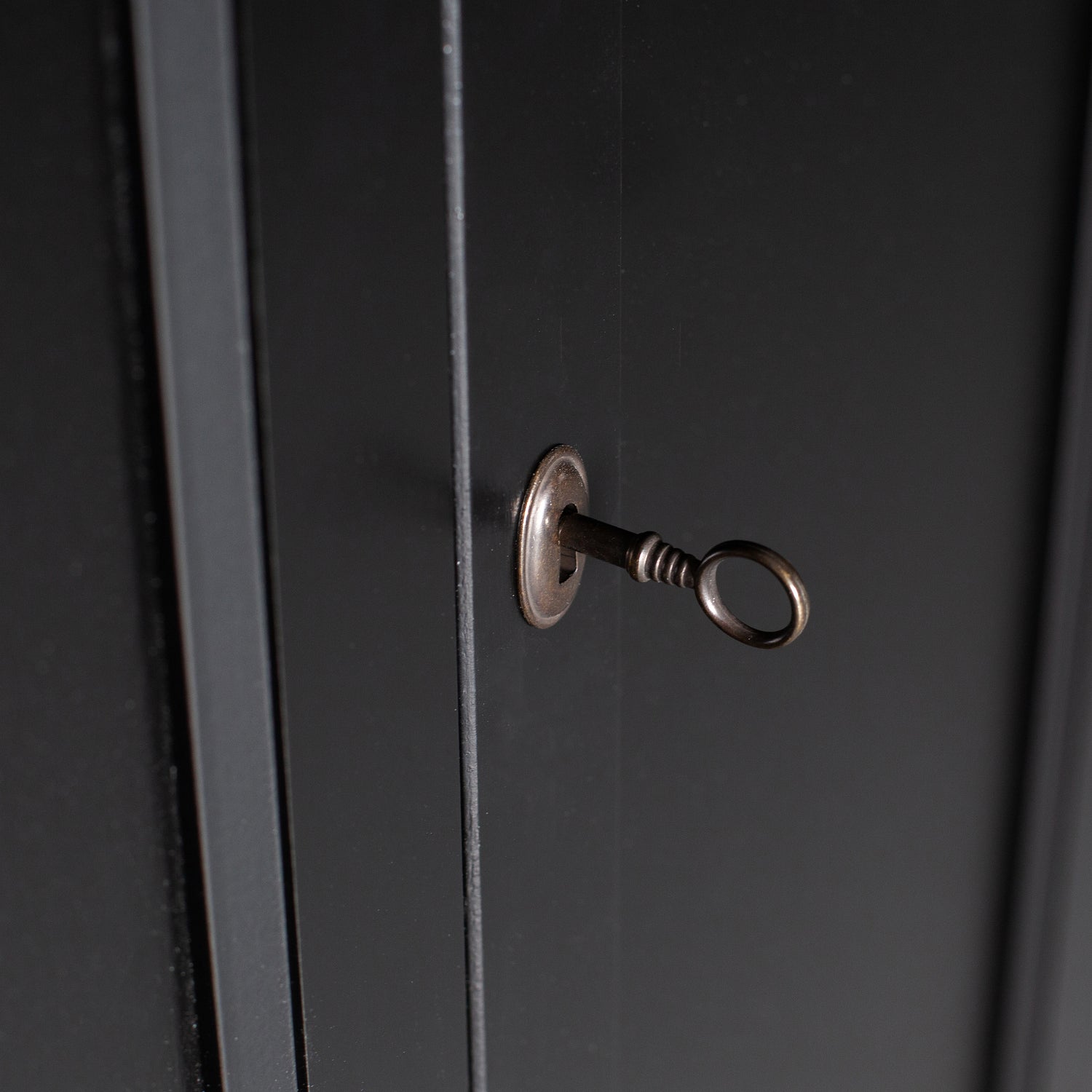 378561-Z-02_VS_FA_Eva_meidenkast_grenen_diep_zwart_detail.jpg?auto=webp&format=png&width=1500&height=1500