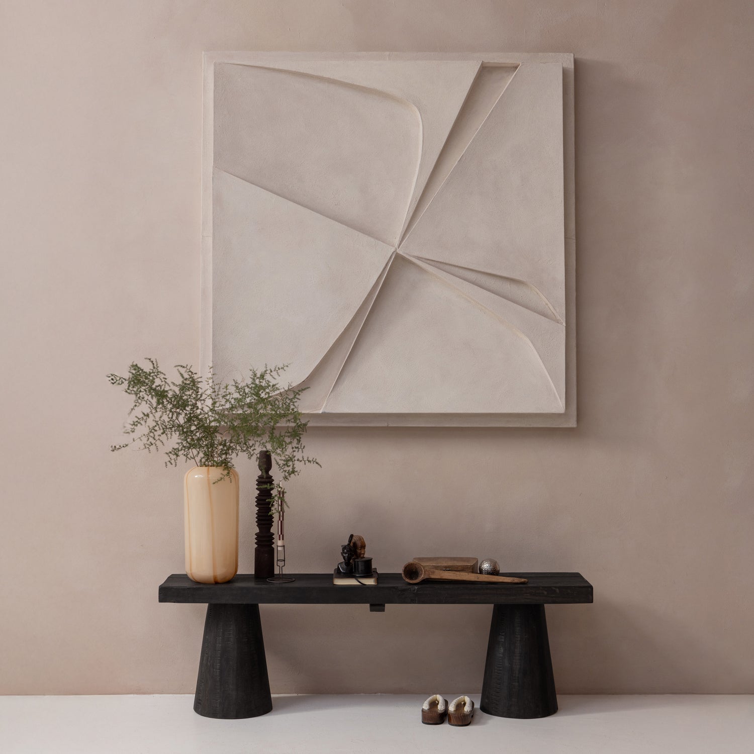 377476-D-377477-N-01_SF_PR_Clyde_bankje_hout_donkerbruin_Arles_vaas_vierkant.jpg?auto=webp&format=png&width=1500&height=1500