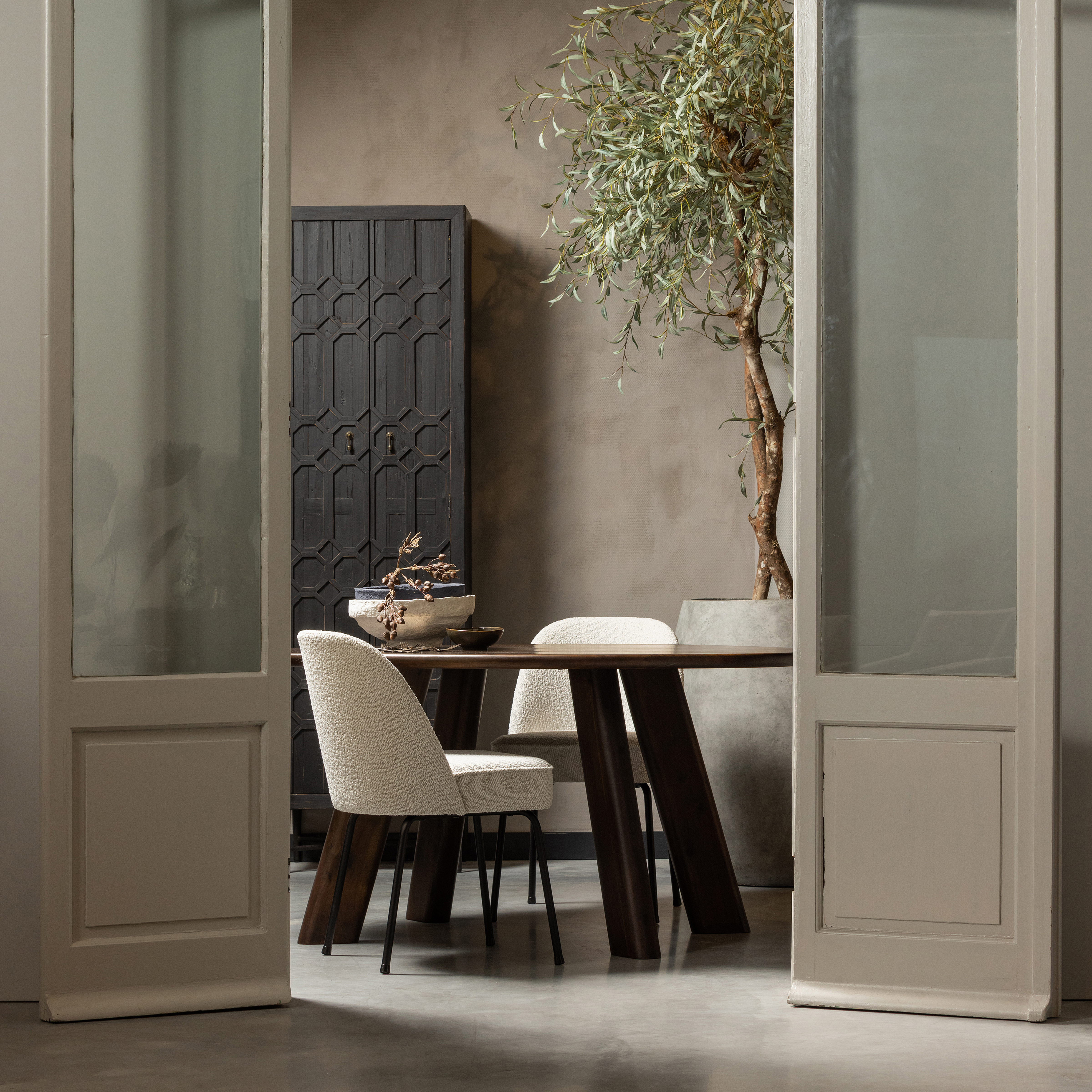 800990-W-800206-Z-800816-NA-01_SF_BP_Roundly_eettafel_Bequest_hoge_kast_Vogue_boucle_eetkamerstoel_VIERKANT.jpg?auto=webp&format=png&width=1500&height=1500