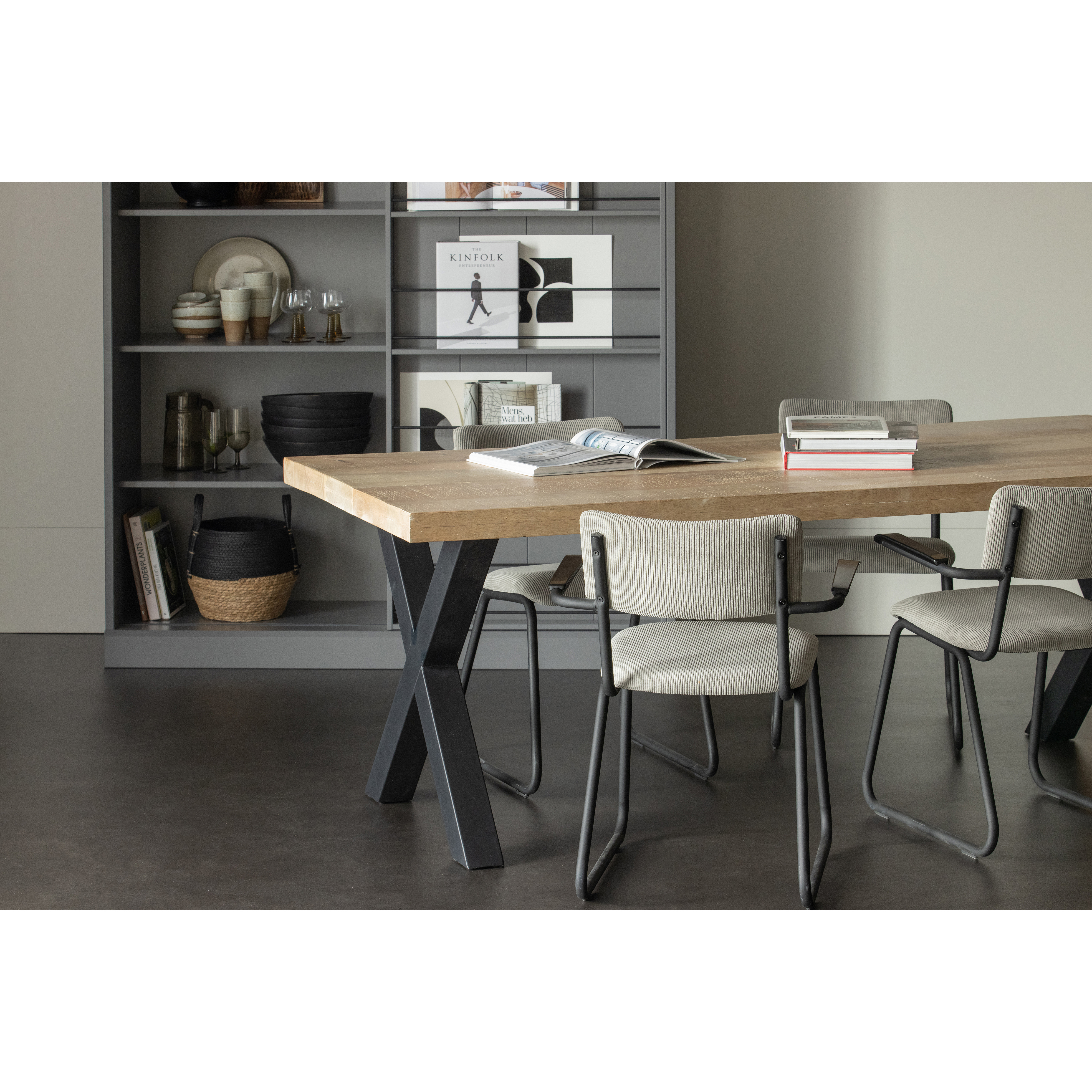 375905-A-376013-375283-373650-L-379550-G-01_SF_FA_Tablo_U_poot_Alkmaar_tafelblad_Swing_kast_leem_Dane_stoel_groen.jpg?auto=webp&format=png&width=1500&height=1500