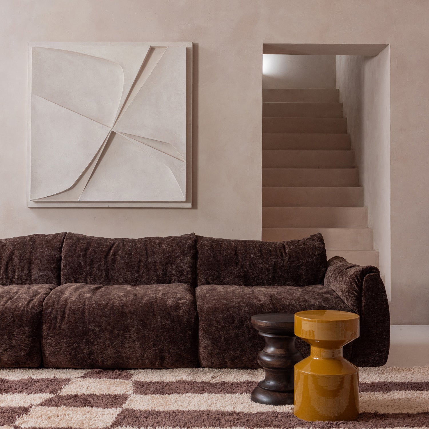 377531-DB-377520-DB-377522-DB-375070-B-374051-H-377475-D-01_SF_WE_Baggy_3D_chenille_donkerbruin_Fafa_vloerkleed_Ferry_bijzettafel_Jonah_bijzettafel_vierkant.jpg?auto=webp&format=png&width=1500&height=1500