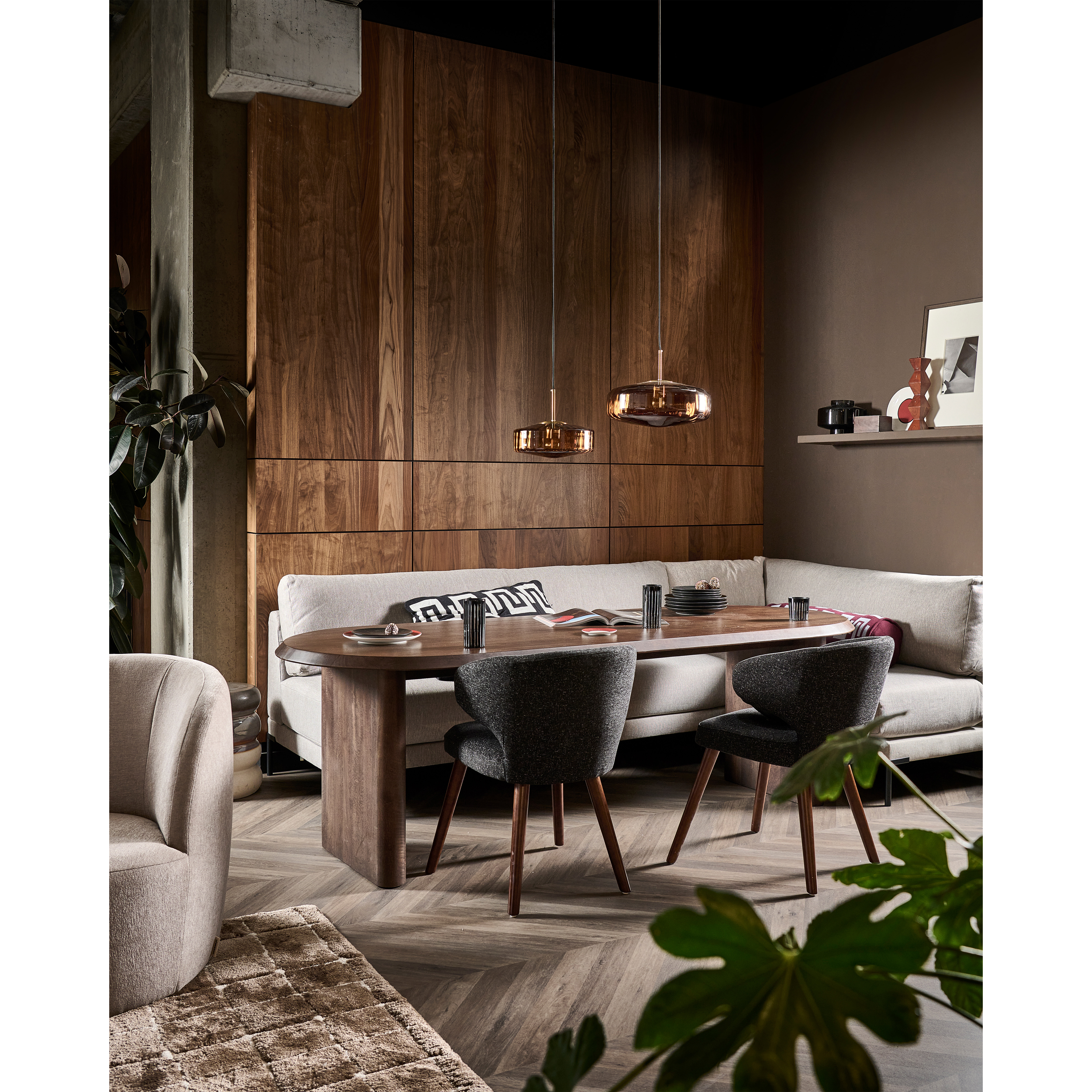 400444-Z-400481-W-400524-L-400526-L-01_SF_VT_Cape_eetkamer_stoel_zwart_ellips_eetkamertafel_mango_hout_walnoot_90x240cm_couple_eetbank_lichtgrijs_PS.jpg?auto=webp&format=png&width=1500&height=1500