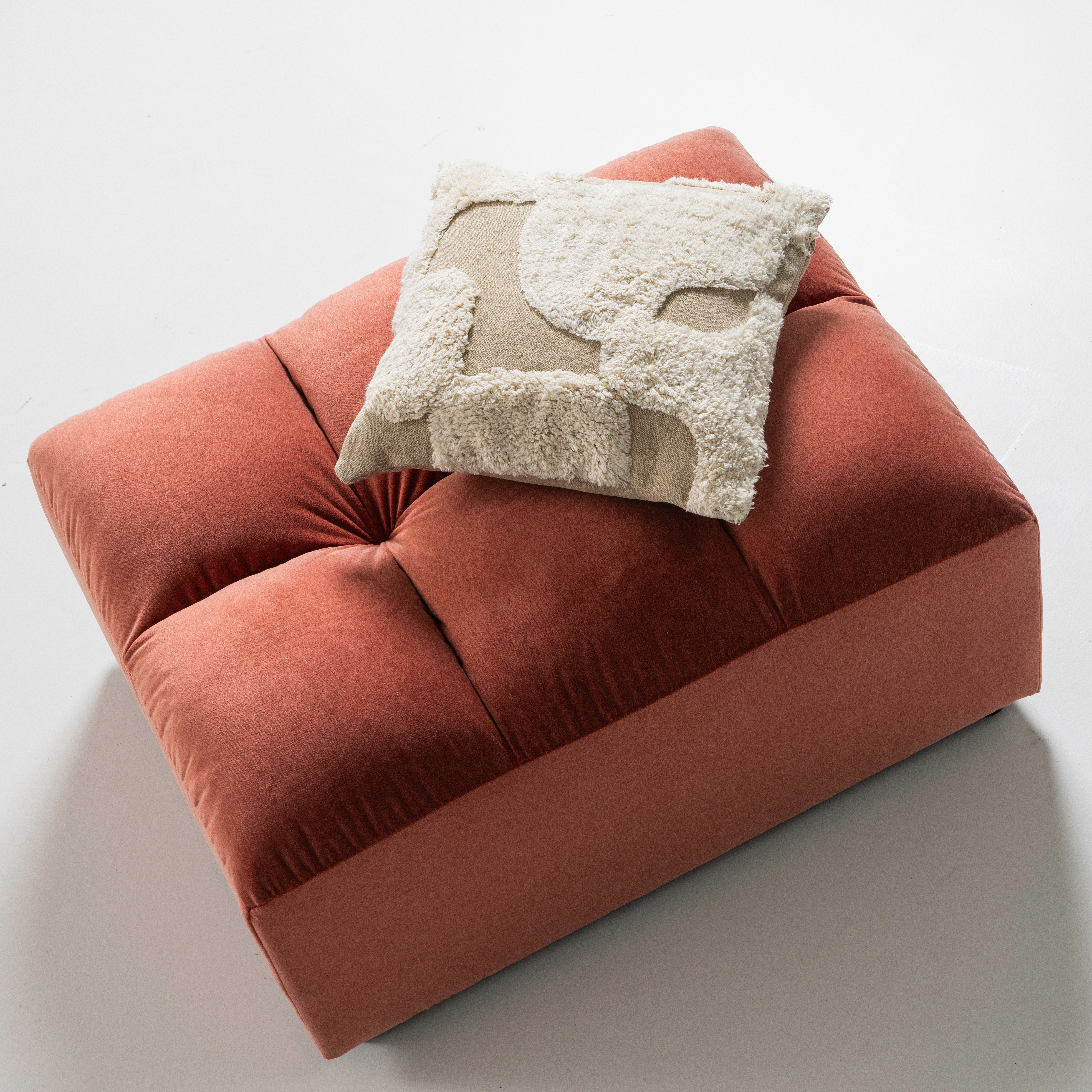 200429-FB-01_SF_Allure_hocker_gewassen_fluweel_blush_vierkant.png?auto=webp&format=png&width=1500&height=1500