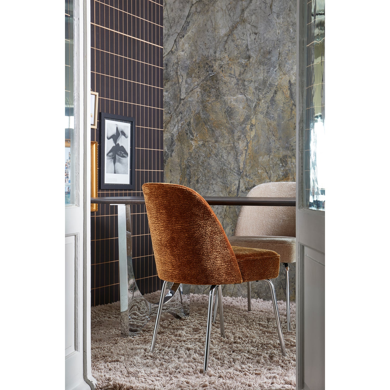 800816-MBC-01_SF_BPH_Vogue_eetkamerstoel_3D_chenille_middenbruin_chrome_poot.jpg?auto=webp&format=png&width=1500&height=1500