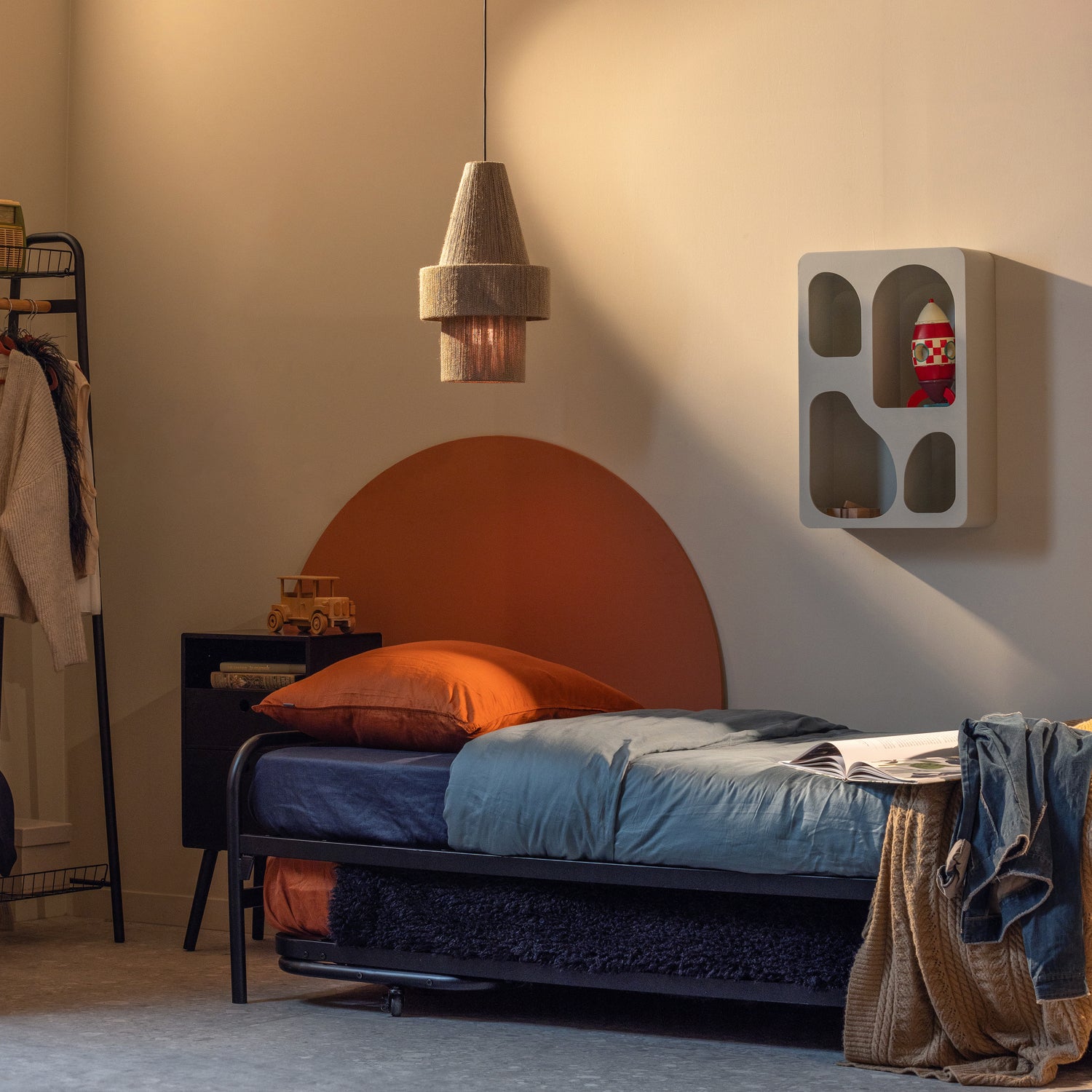 374065-Z-374064-Z-373962-N-374018-M-01_SF_FA_Lucy_eenpersoonsbed_met_onderschuifbed_Pepe_hanglamp_Brisa_VIERKANT.jpg?auto=webp&format=png&width=1500&height=1500