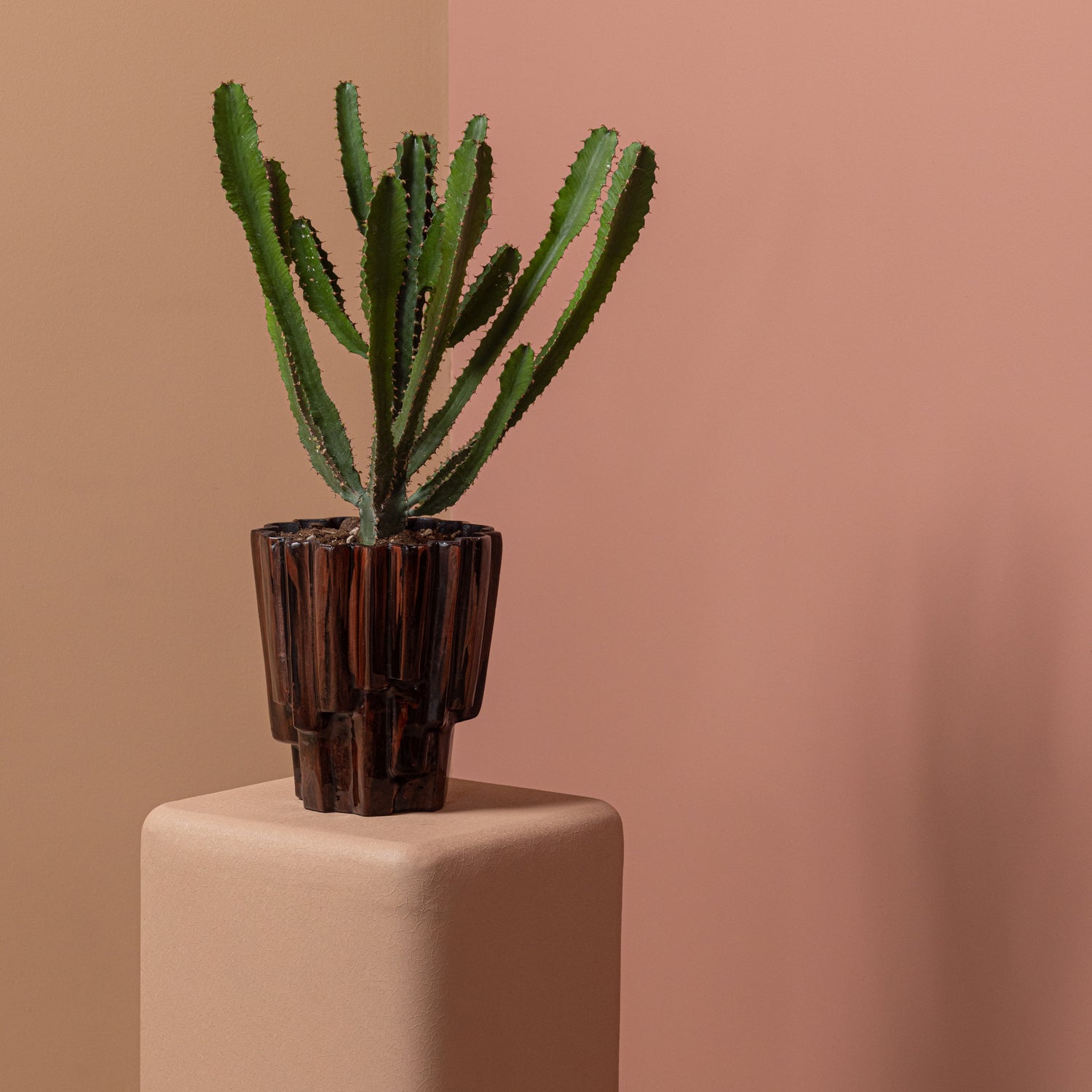 377881-L__377811-B_02_SF_Luen_plantenstandaard_lichtroze_Drava_pot_bruin_vierkant.jpg?auto=webp&format=png&width=1500&height=1500