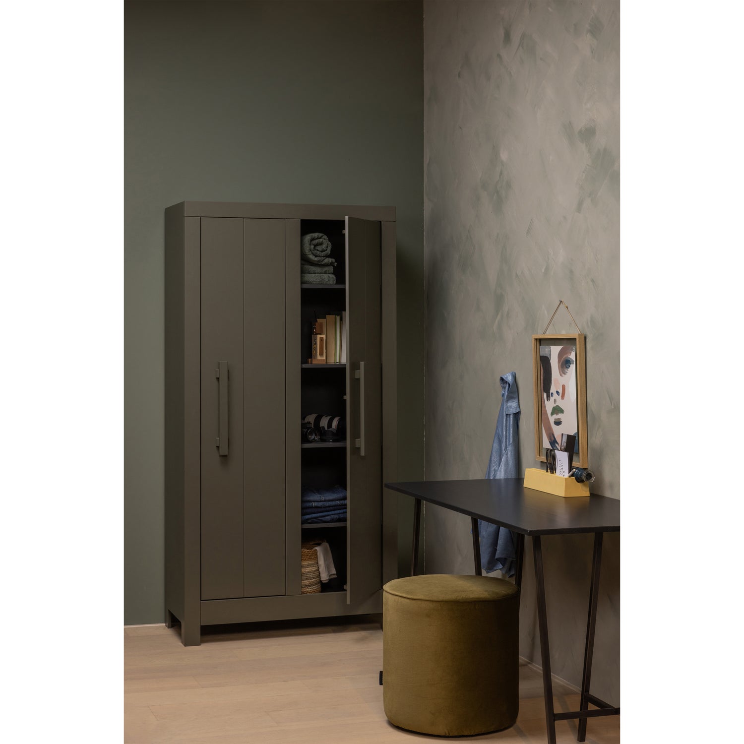 374067-F-374112-Z-350409-M-01_SF_FA_Bobby_kast_Tino_bureau_Sara_poef.jpg?auto=webp&format=png&width=1500&height=1500