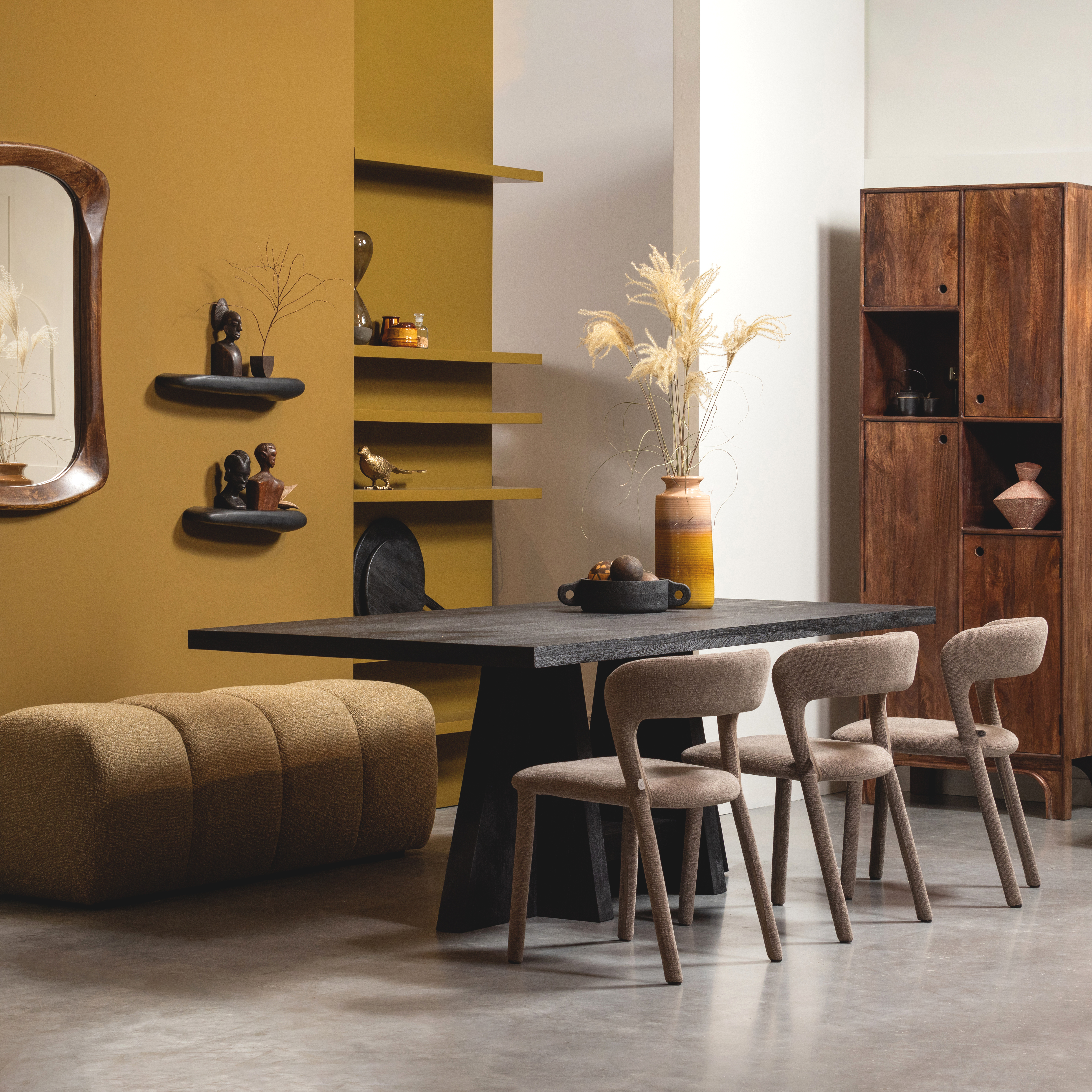 375032-W-377461-GM-801419-T-377383-Z-375066-M-01_SF_WE_Staes_opbergkast_Mojo_bankje_Noble_taupe_Kean_eettafel_Decennia_xl_VIERKANT.jpg?auto=webp&format=png&width=1500&height=1500