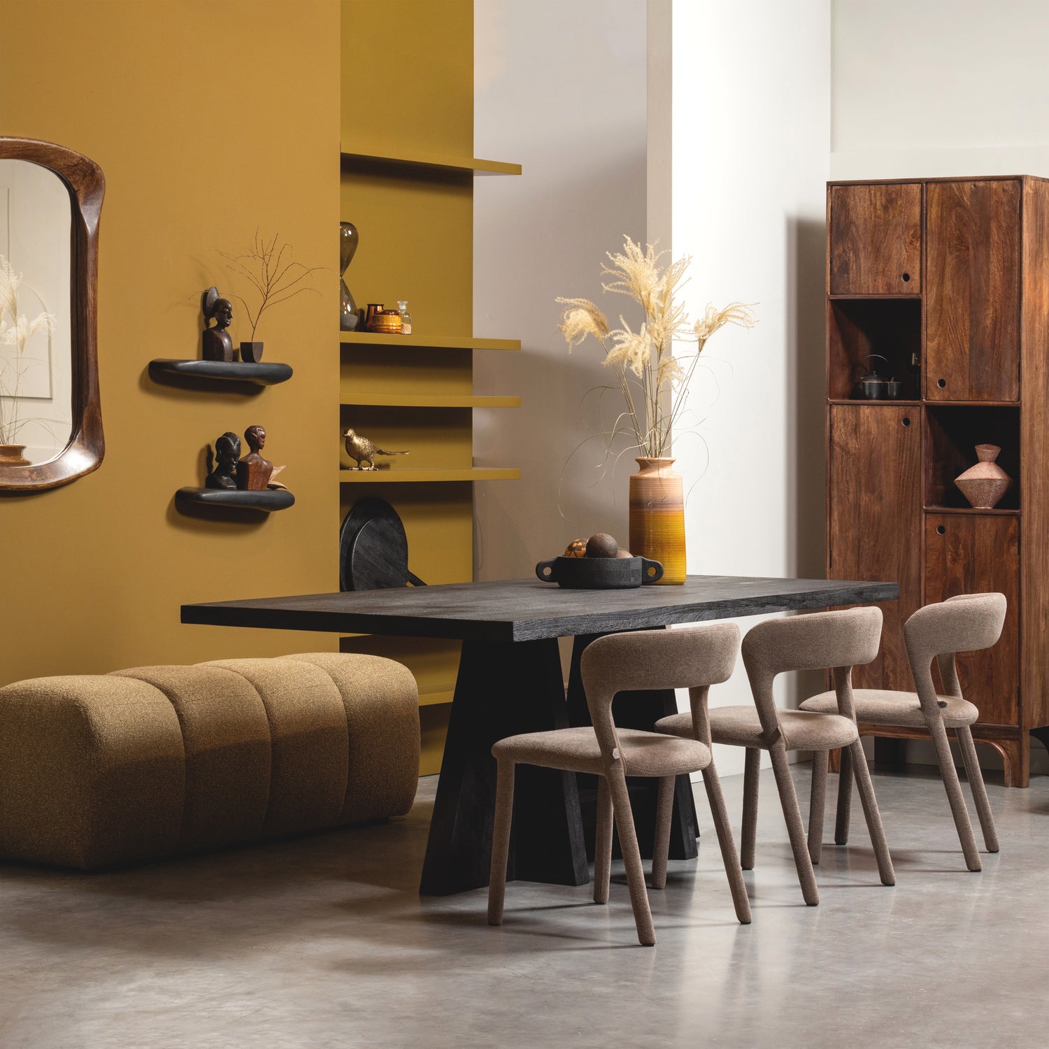 375032-W-377461-GM-801419-T-377383-Z-375066-M-01_SF_WE_Staes_opbergkast_Mojo_bankje_Noble_taupe_Kean_eettafel_Decennia_xl_VIERKANT.jpg?auto=webp&format=png&width=1500&height=1500