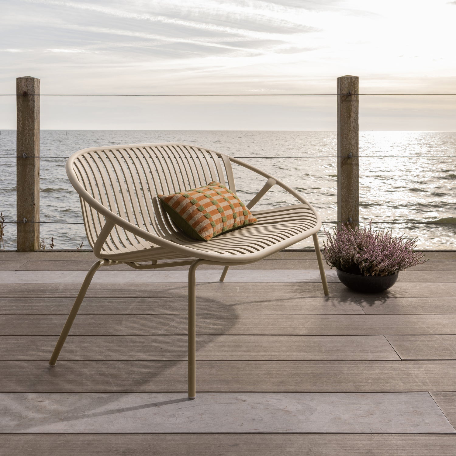 377706-Z_01_SF_WO_Bruce_tuin_2-zits_bankje_pp_metaal_zand.jpg?auto=webp&format=png&width=1500&height=1500