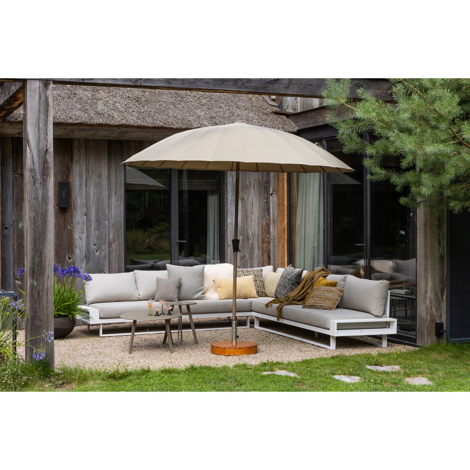 500012-W-377442-Z-377443-N-377184-U-377183-U-02_SF_EXT_Flint_hoekbank_Monica_parasol_parasolvoet_Fer_bijzettafel.jpg?auto=webp&format=png&width=1500&height=1500