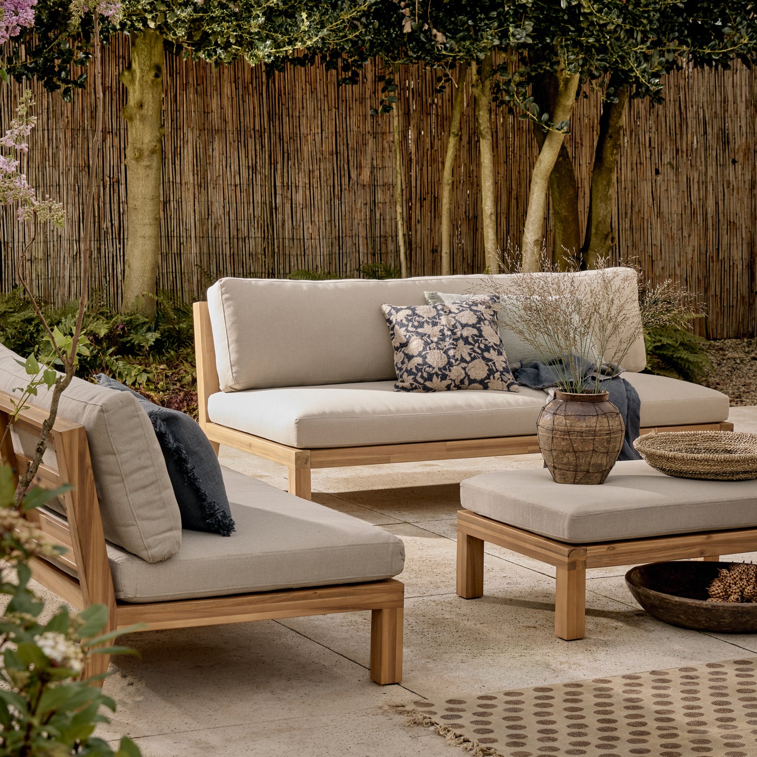 400551-N__400552-N_01_SF_VT_Relax_tuin_loungestoel_hocker_acaciahout_naturel_zand_vierkant.jpg?auto=webp&format=png&width=1500&height=1500