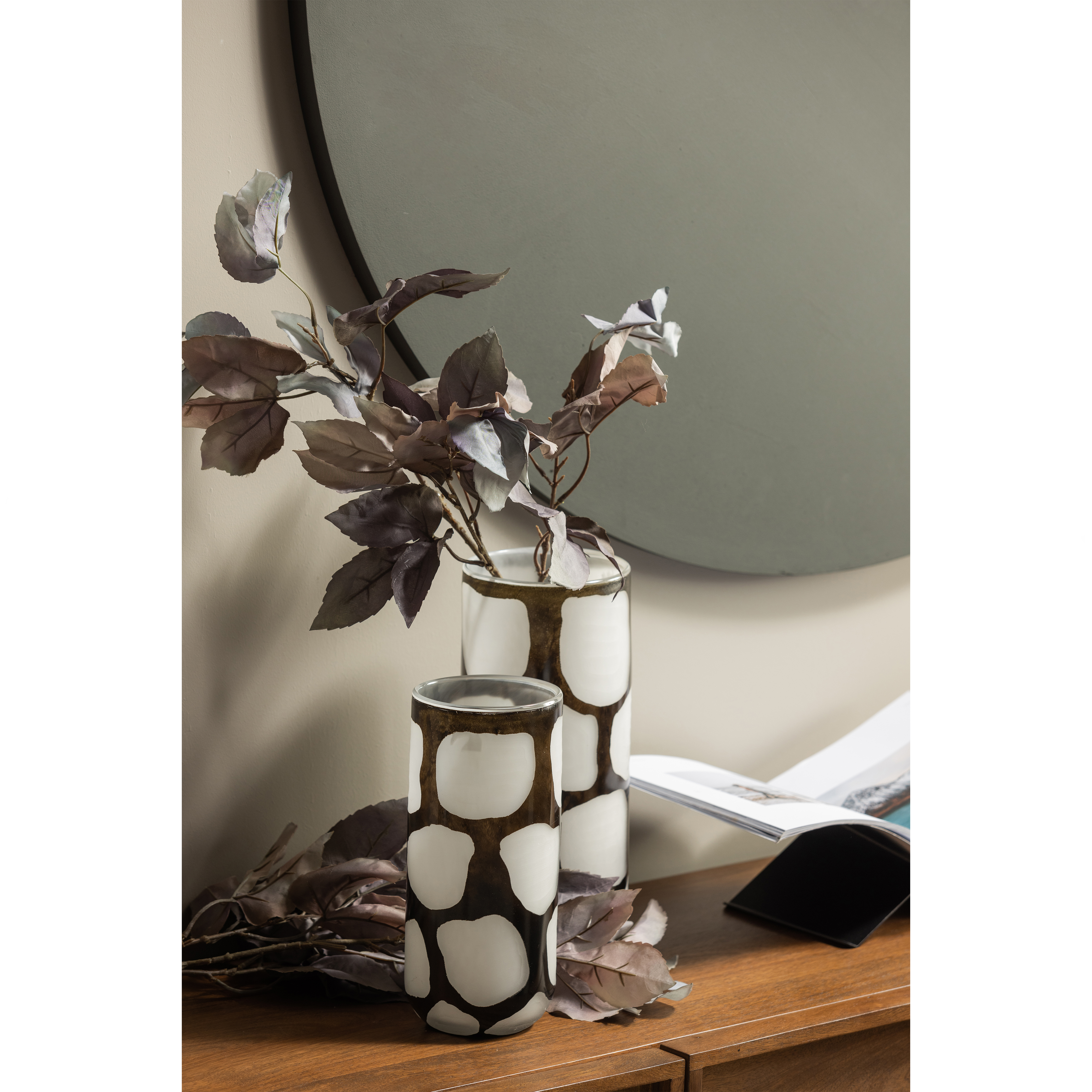 373860-ZW-373859-ZW-377228-Z-01_SF_WE_Blair_handgemaakte_vaas_XL__L_glas_zwart-wit_Brook_boekenstandaard.jpg?auto=webp&format=png&width=1500&height=1500