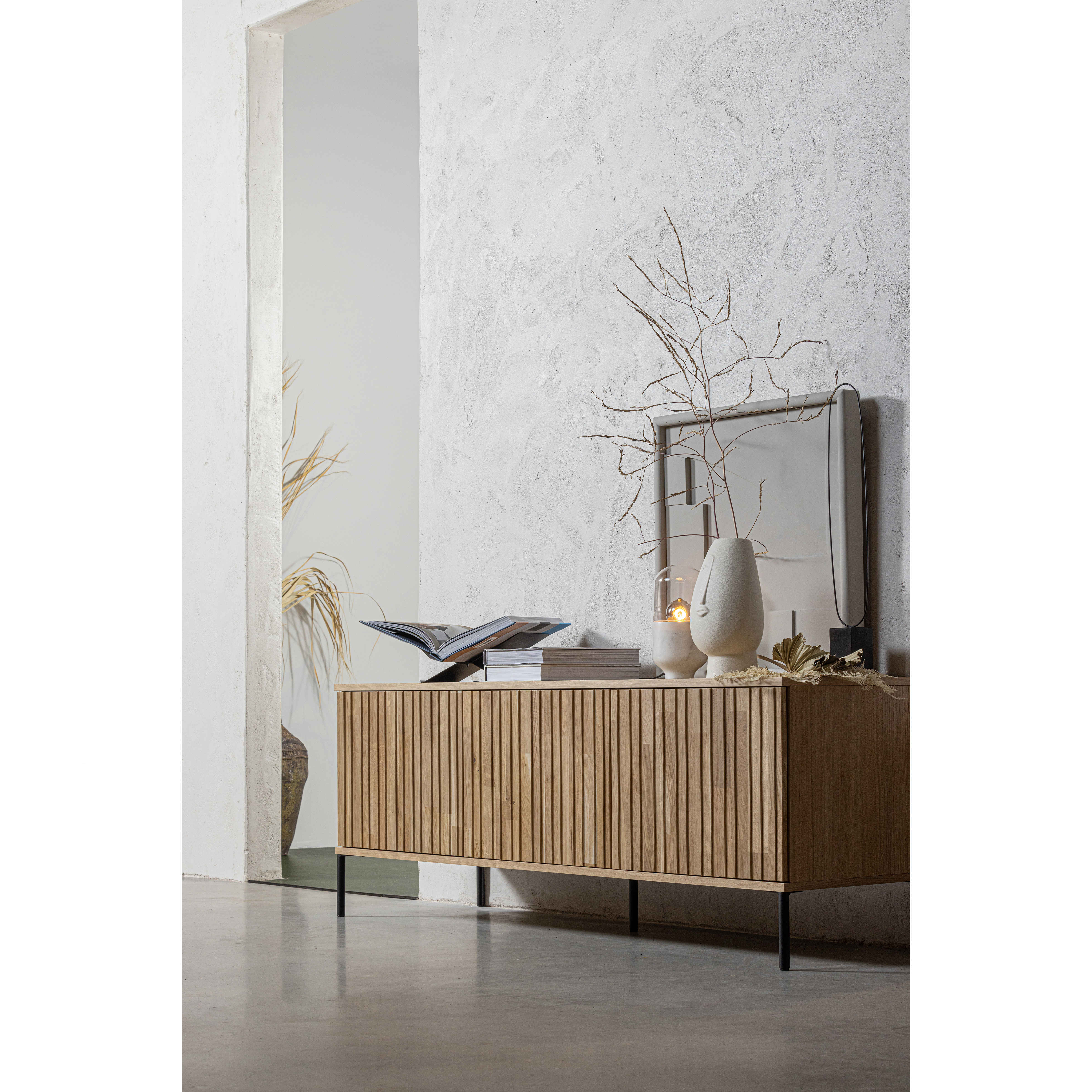 373473-B-373455-M-377415-O-377228-Z-377411-O-01_SF_WE_New_Gravure_tv_meubel_140cm_blanke_lak_eiken_Fiona_Stef_Brook_Asel.jpg?auto=webp&format=png&width=1500&height=1500