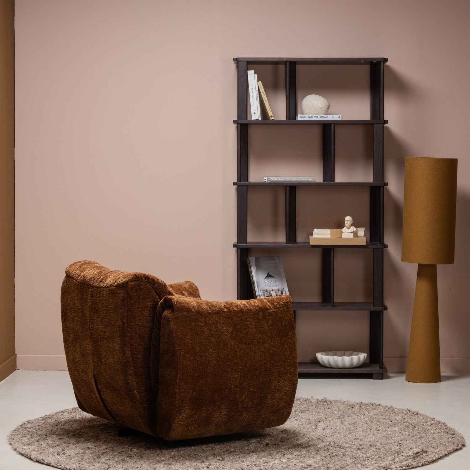 377526-MB-377499-M-801396-T-375050-B-02_SF_WE_Baggy_draaifauteuil_3D_chenille_middenbruin_Riss_boekenkast_Loft_vloerlamp_Efia_vloerkleed_vierkant.jpg?auto=webp&format=png&width=1500&height=1500