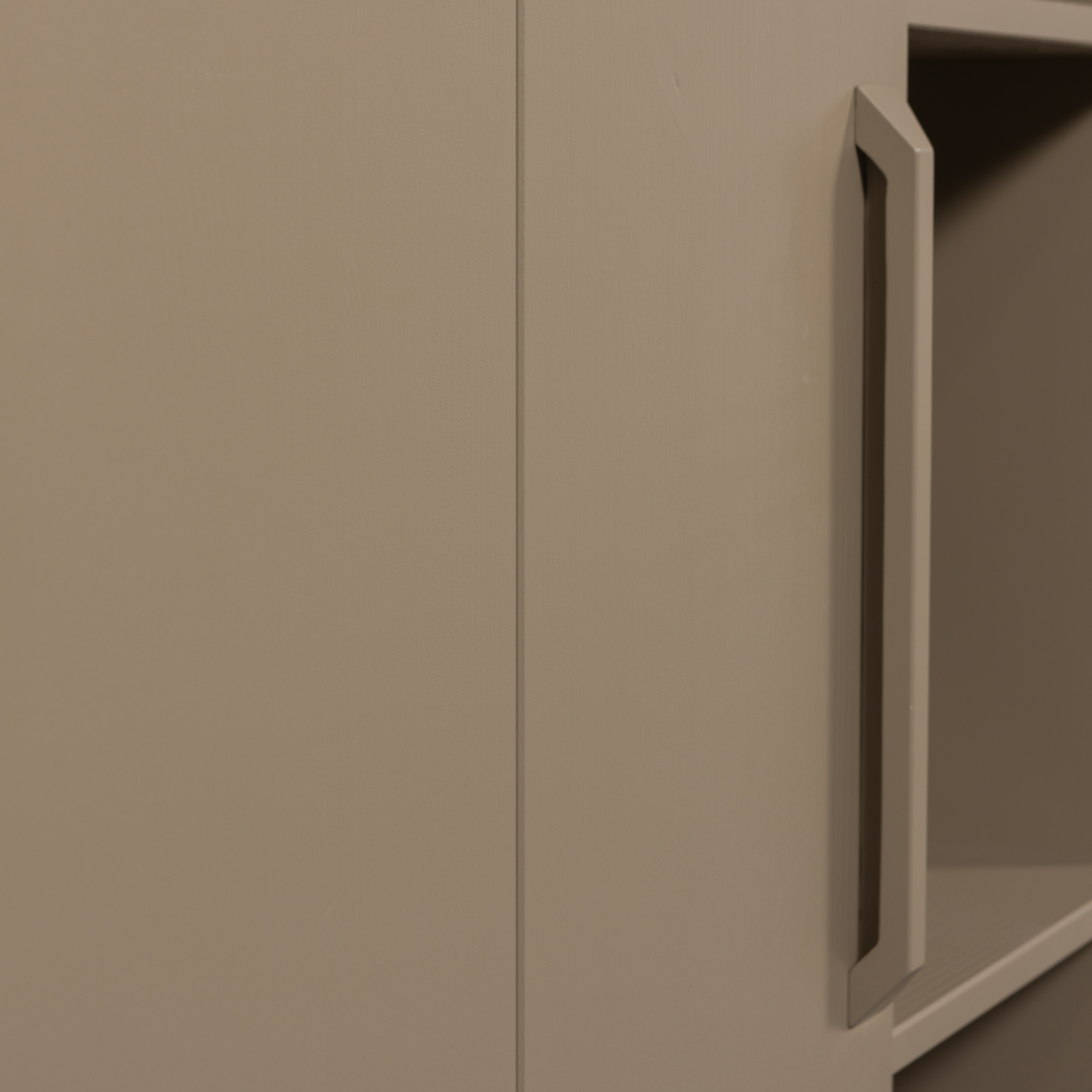 374111-M-01_VS_WE_Lowen_opbergkast_grenen_mud_detail.png?auto=webp&format=png&width=1500&height=1500